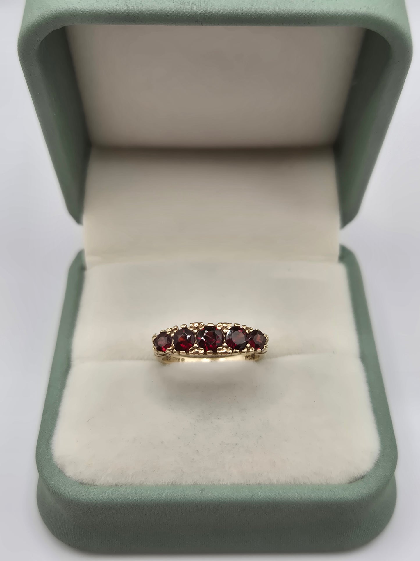9ct gold garnet ring