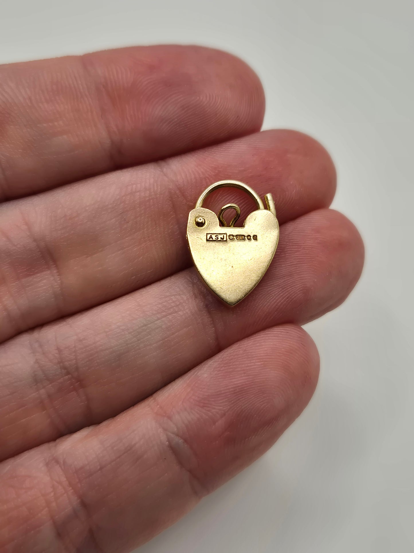 9ct gold padlock (25)