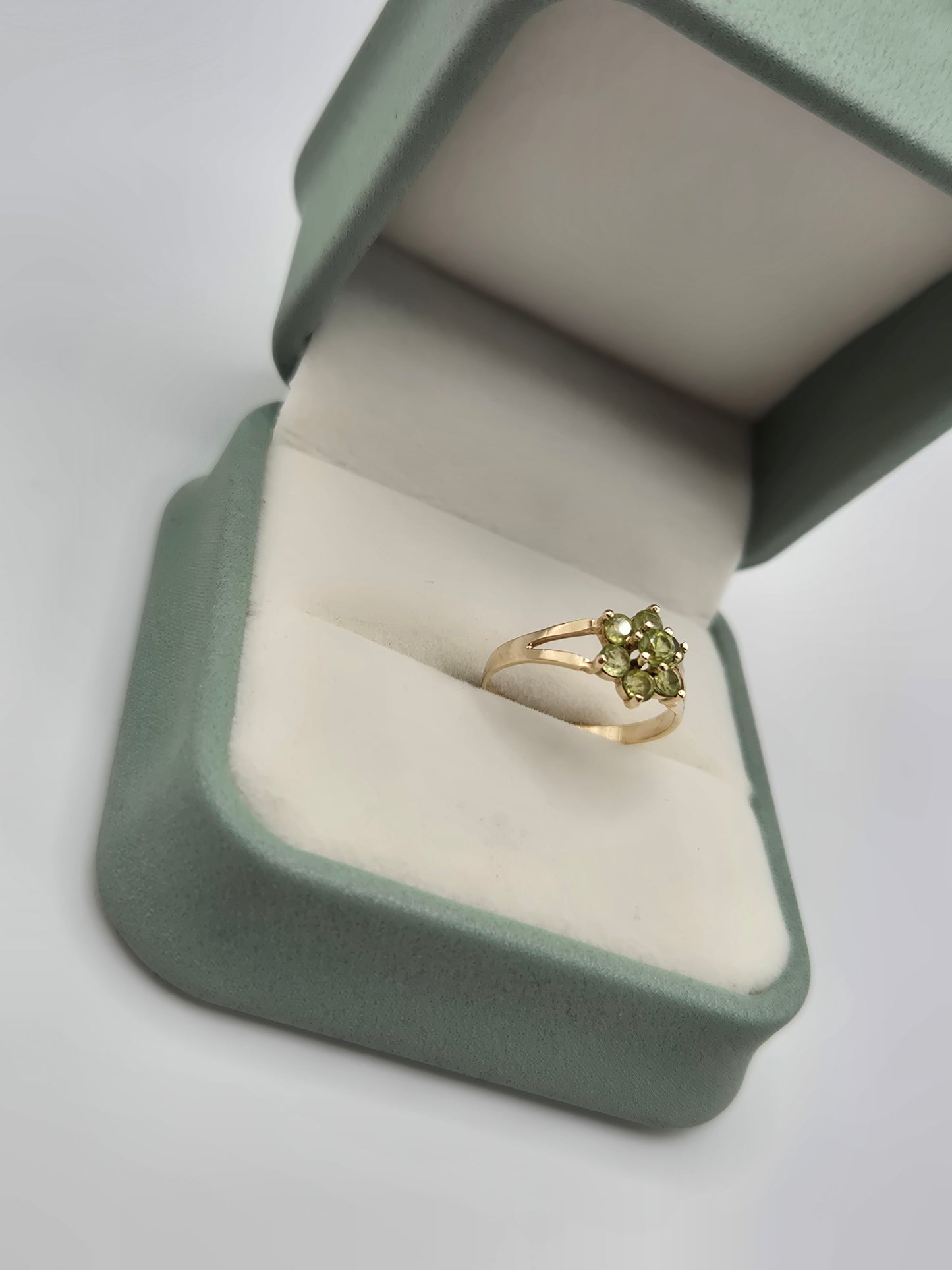 9ct gold peridot ring