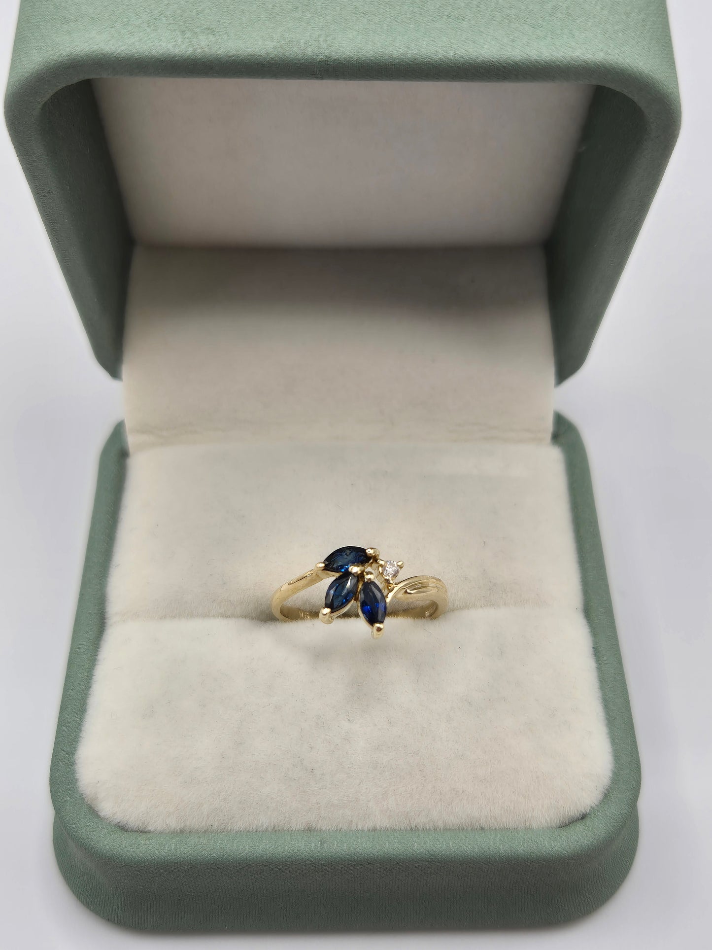 9ct gold sapphire and diamond ring
