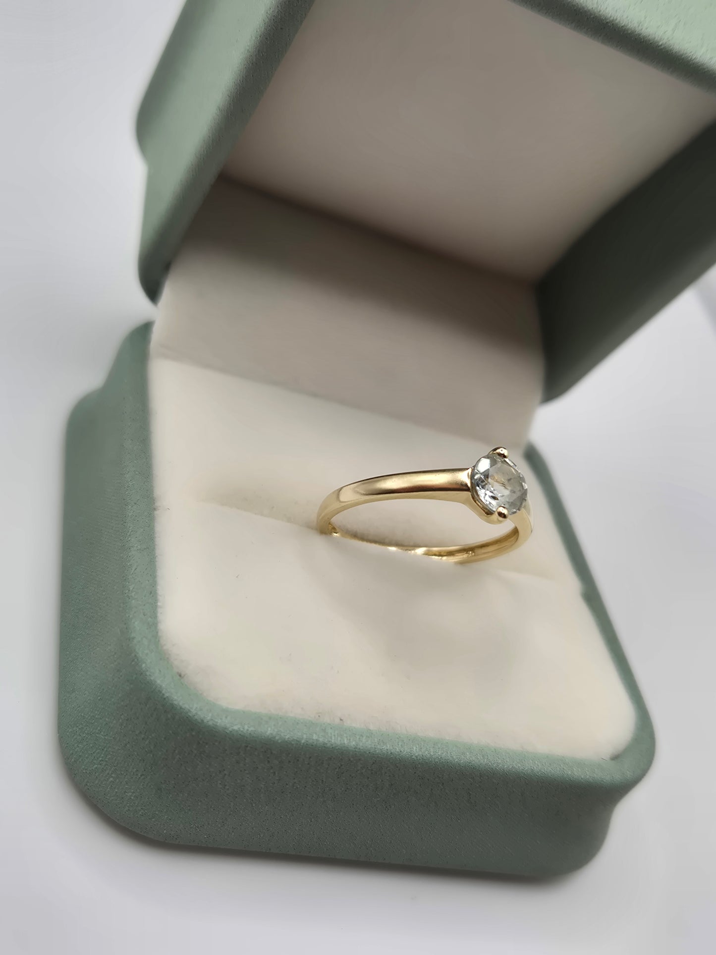 9ct gold aquamarine ring