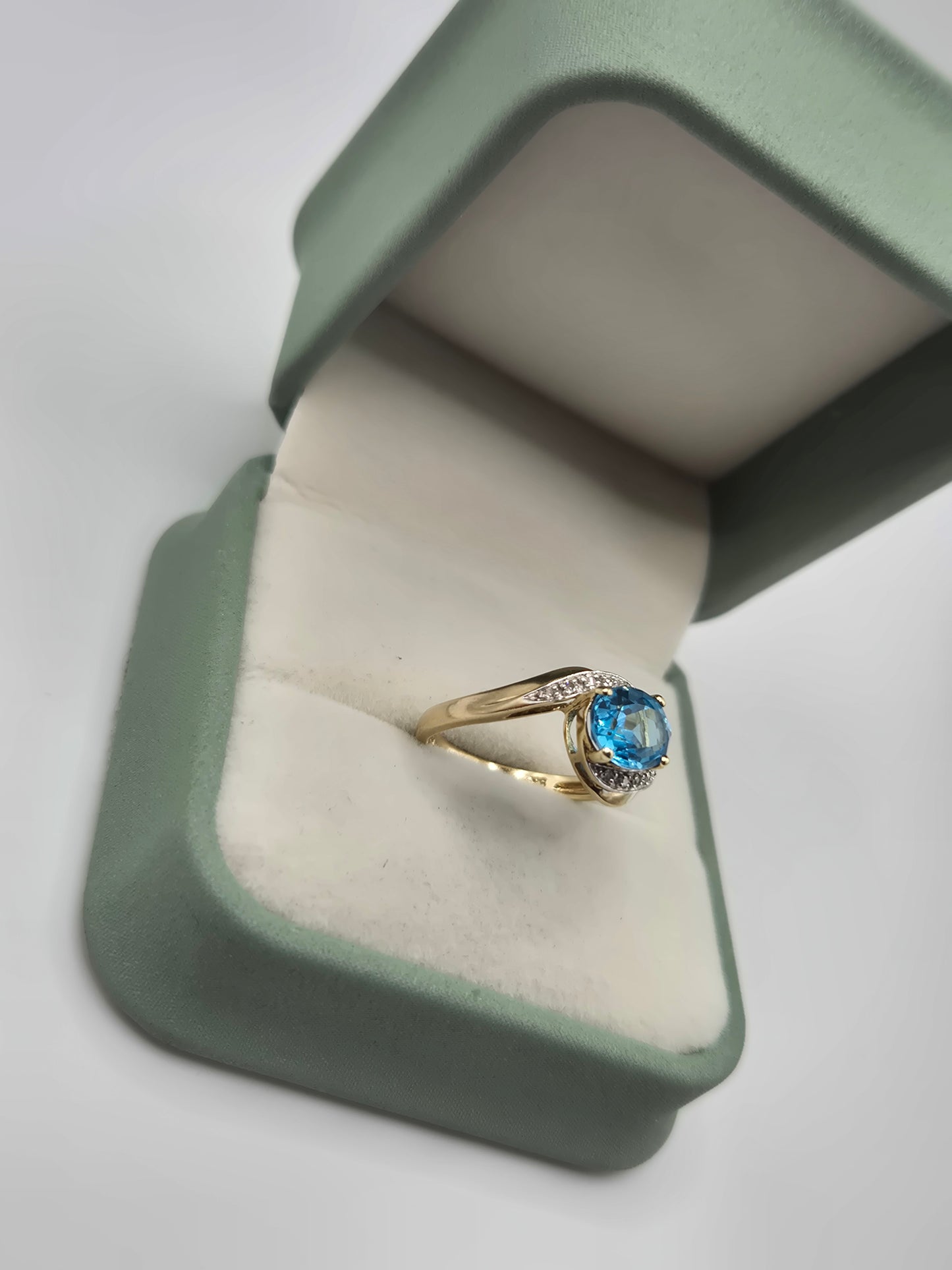 9ct gold topaz and diamond ring