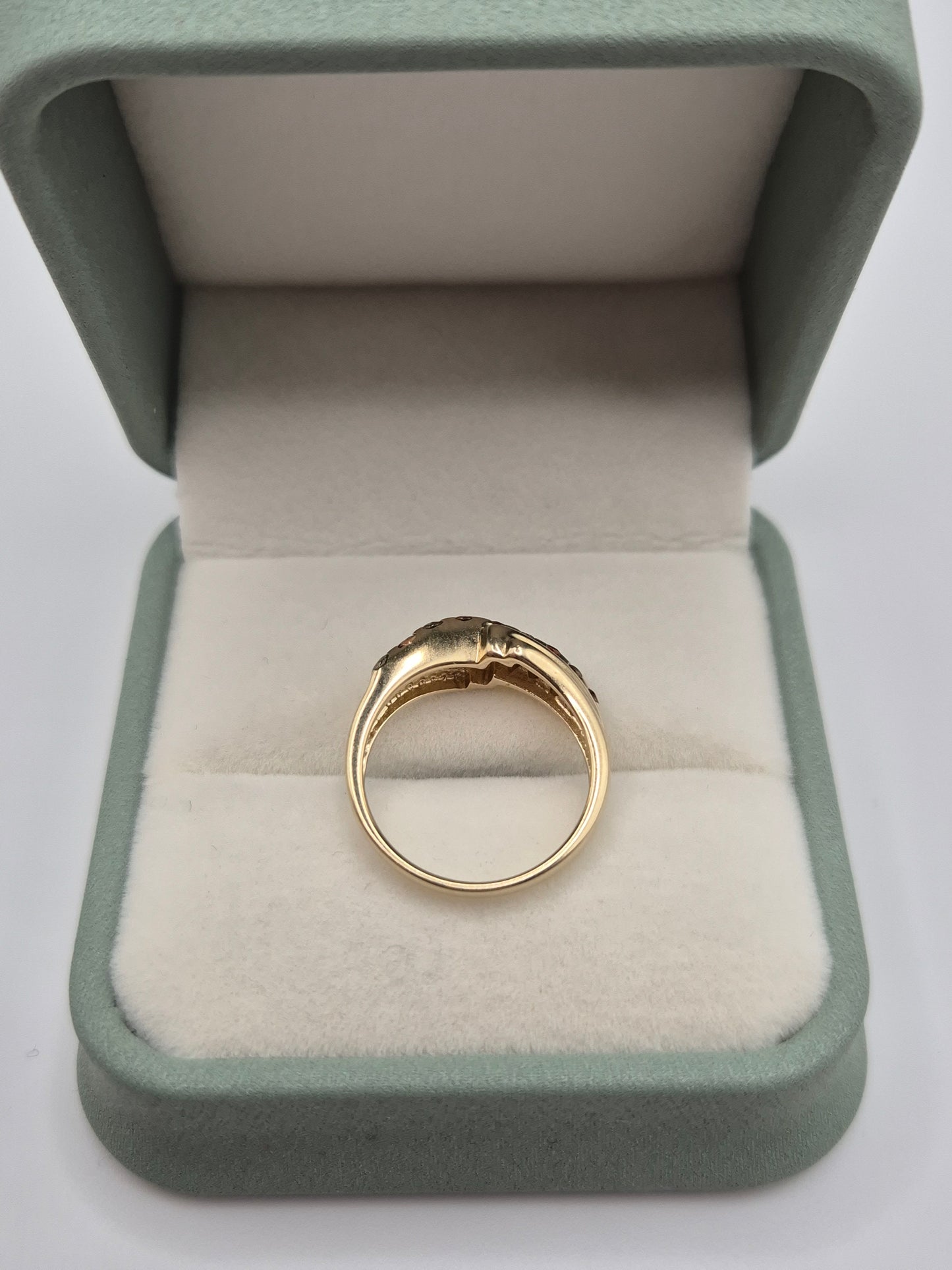 9ct gold quartz ring