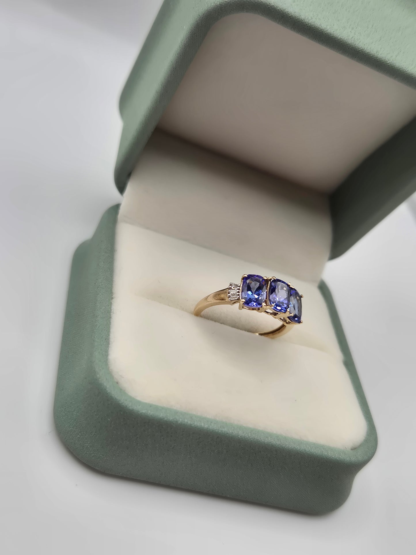 9ct gold tanzanite and diamond ring