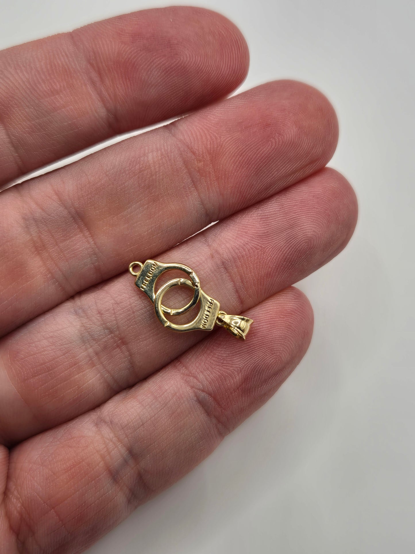 9ct gold handcuff pendant