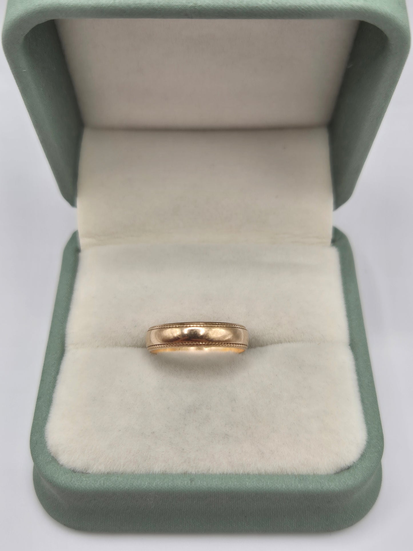 9ct gold patterned band ring