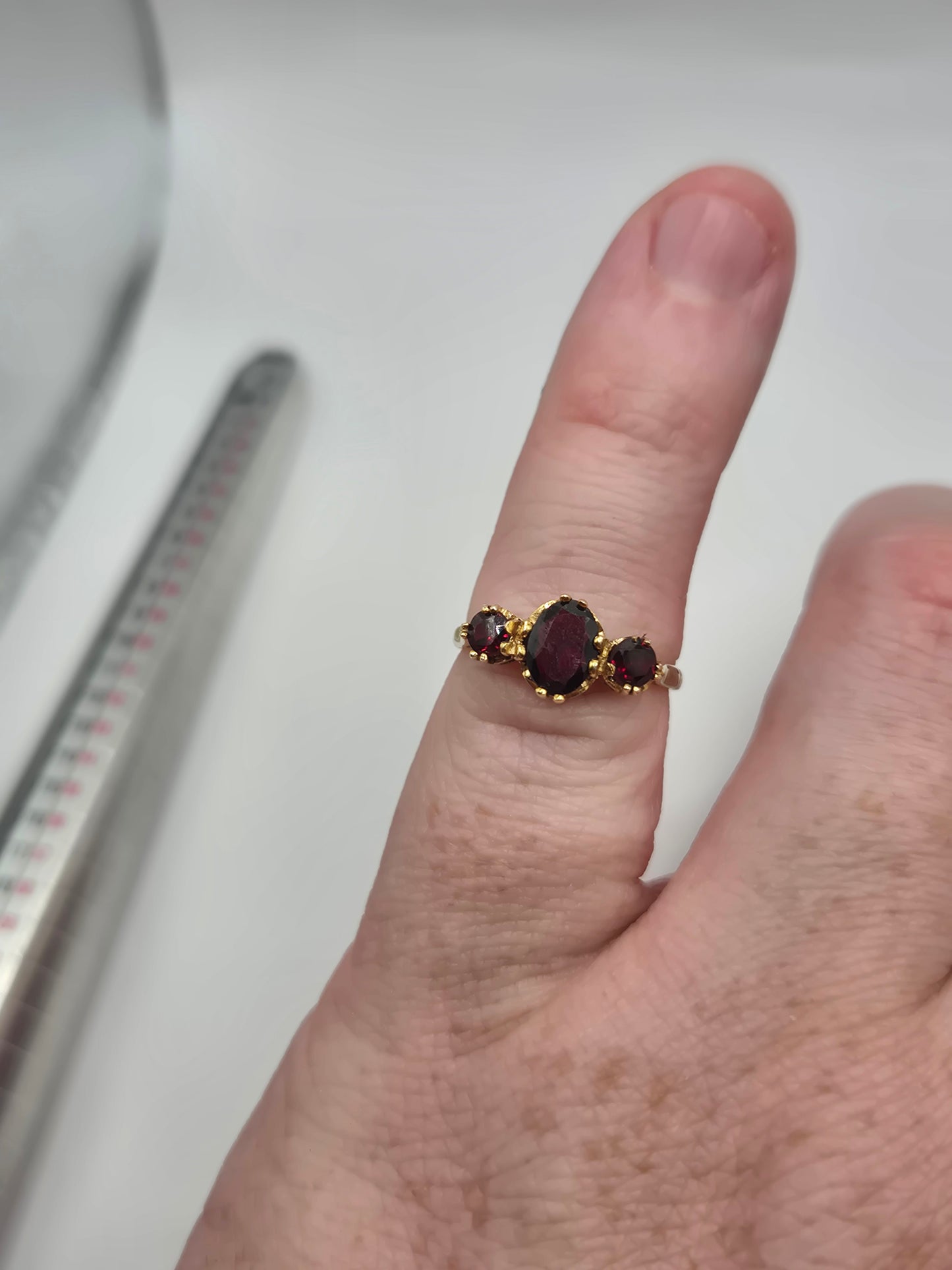9ct gold garnet ring