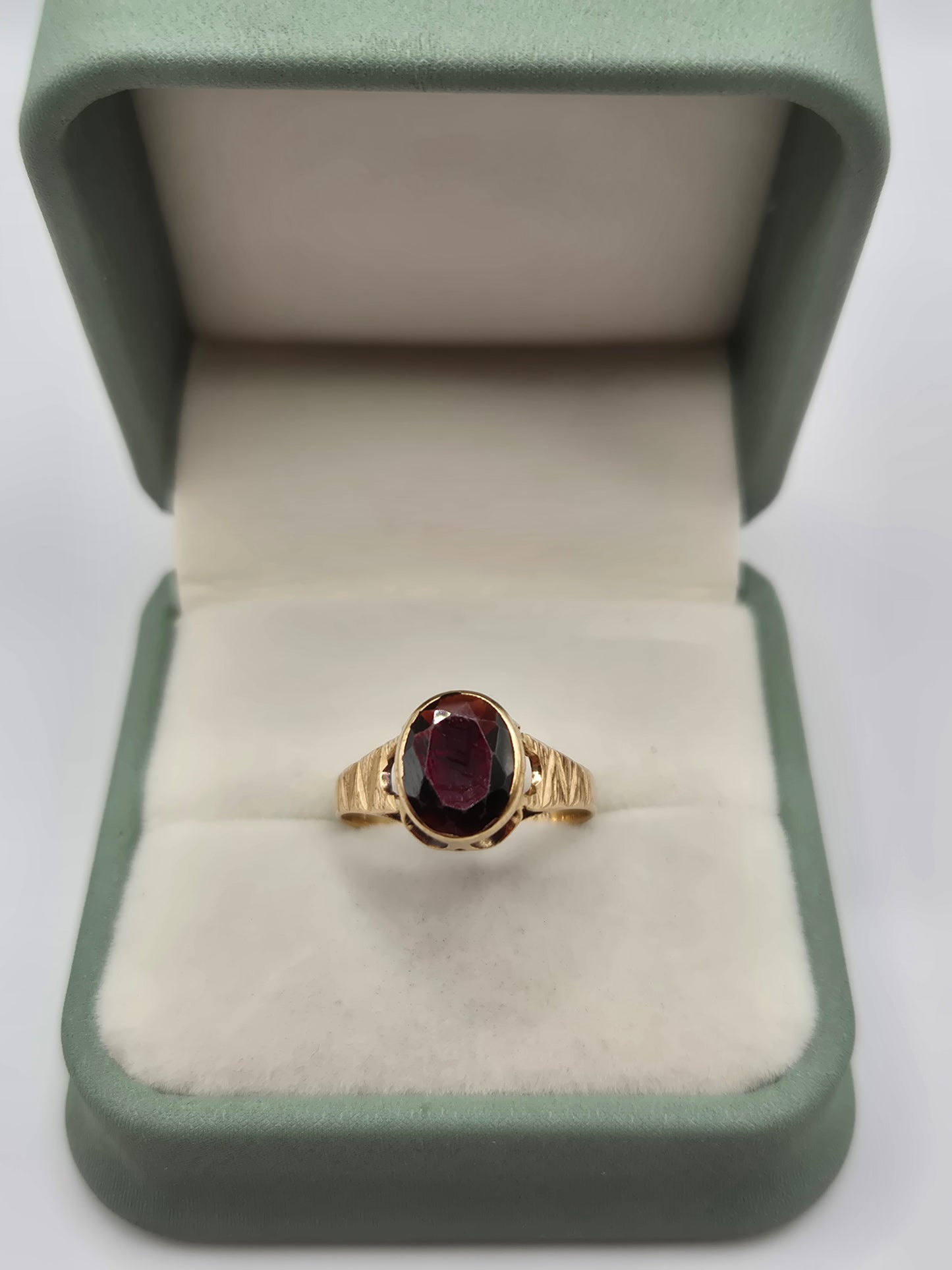 9ct gold garnet ring
