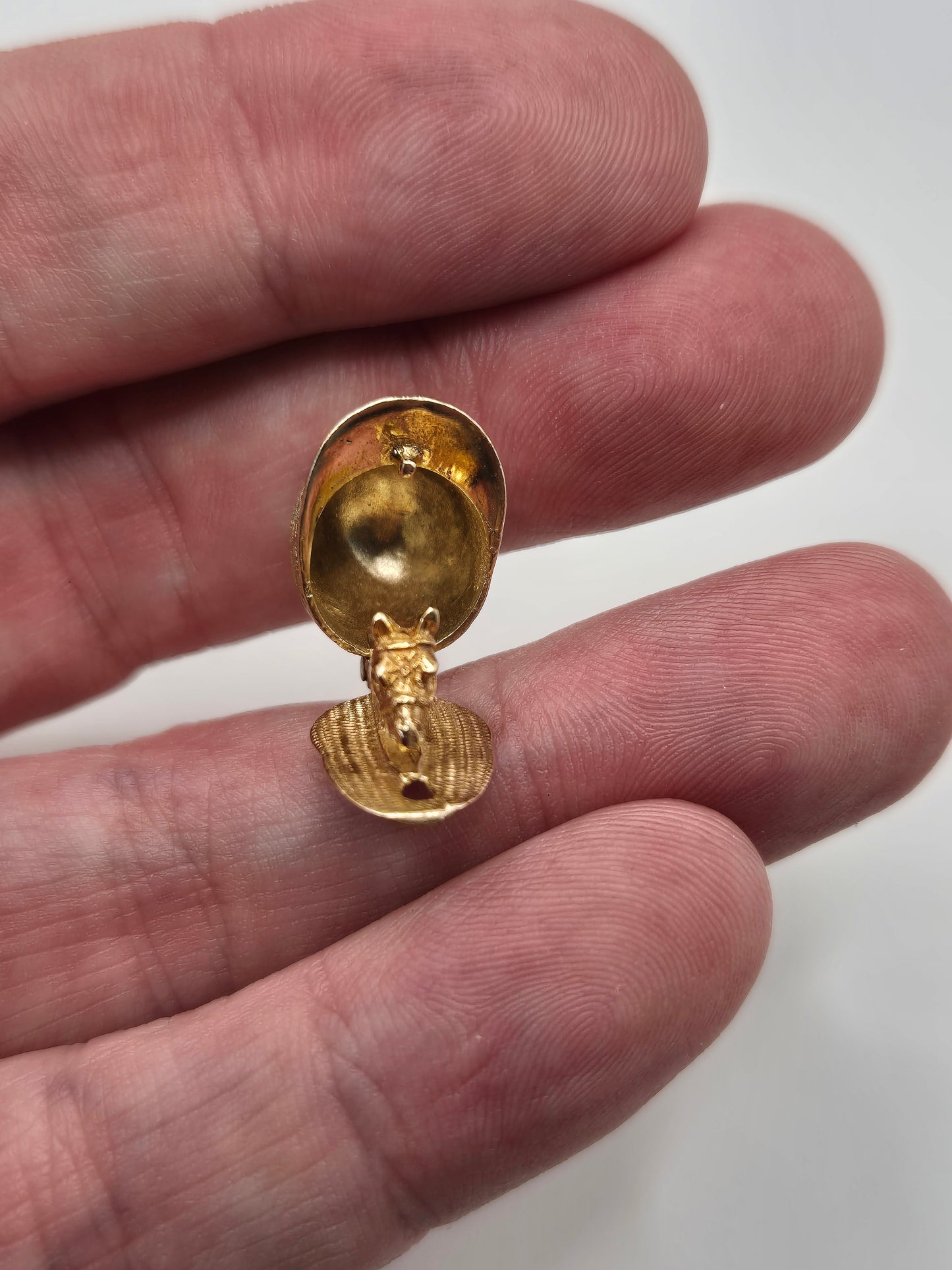 9ct gold jockey hat and horse charm