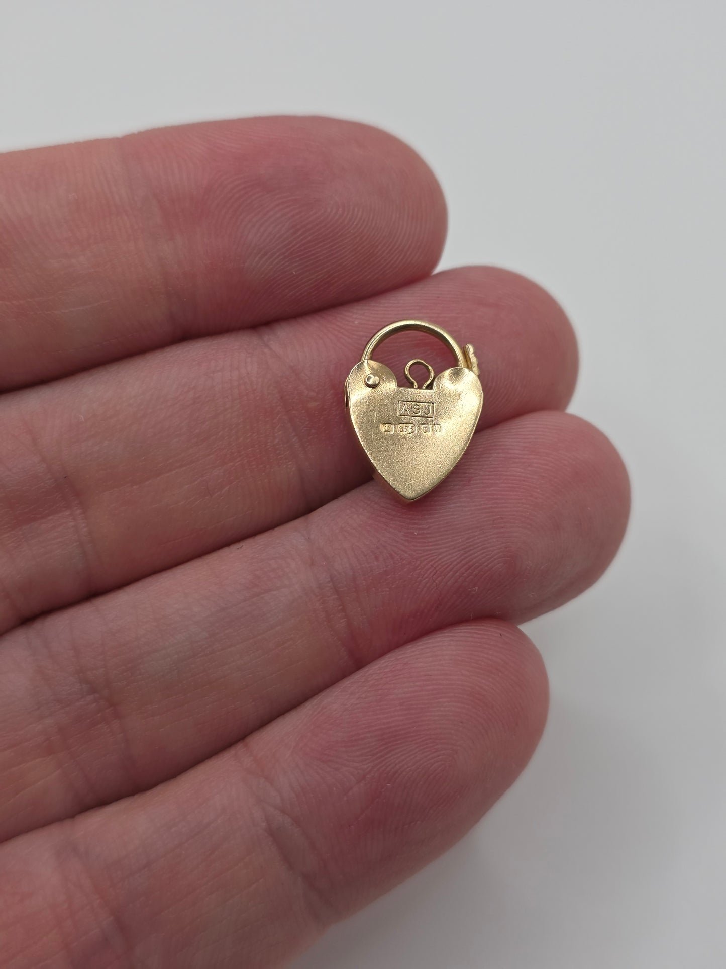 9ct gold padlock 47
