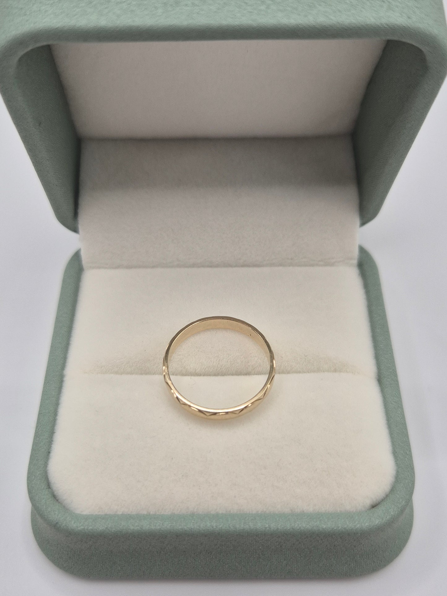 9ct gold patterned bandbring