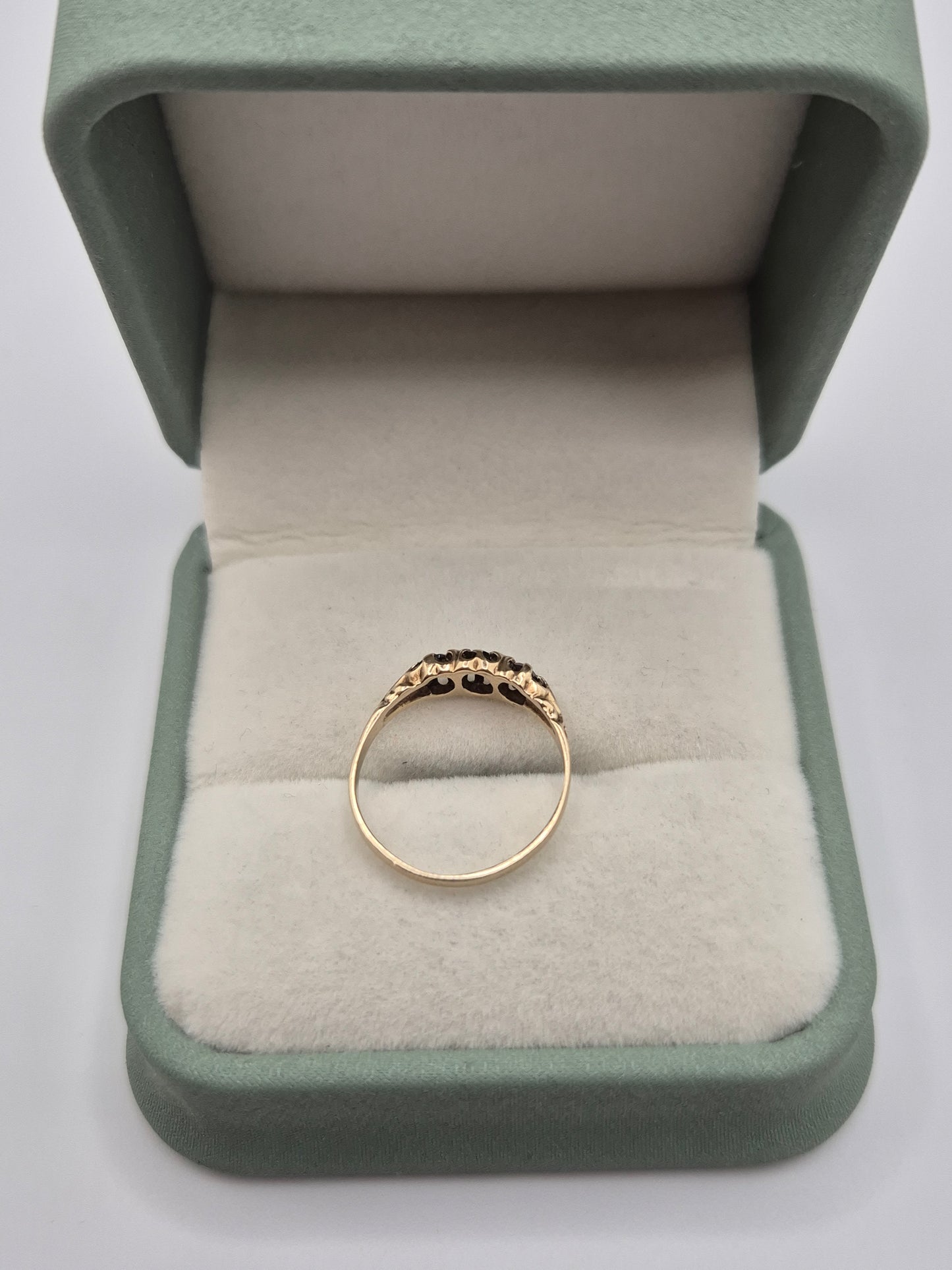 9ct gold garnet ring