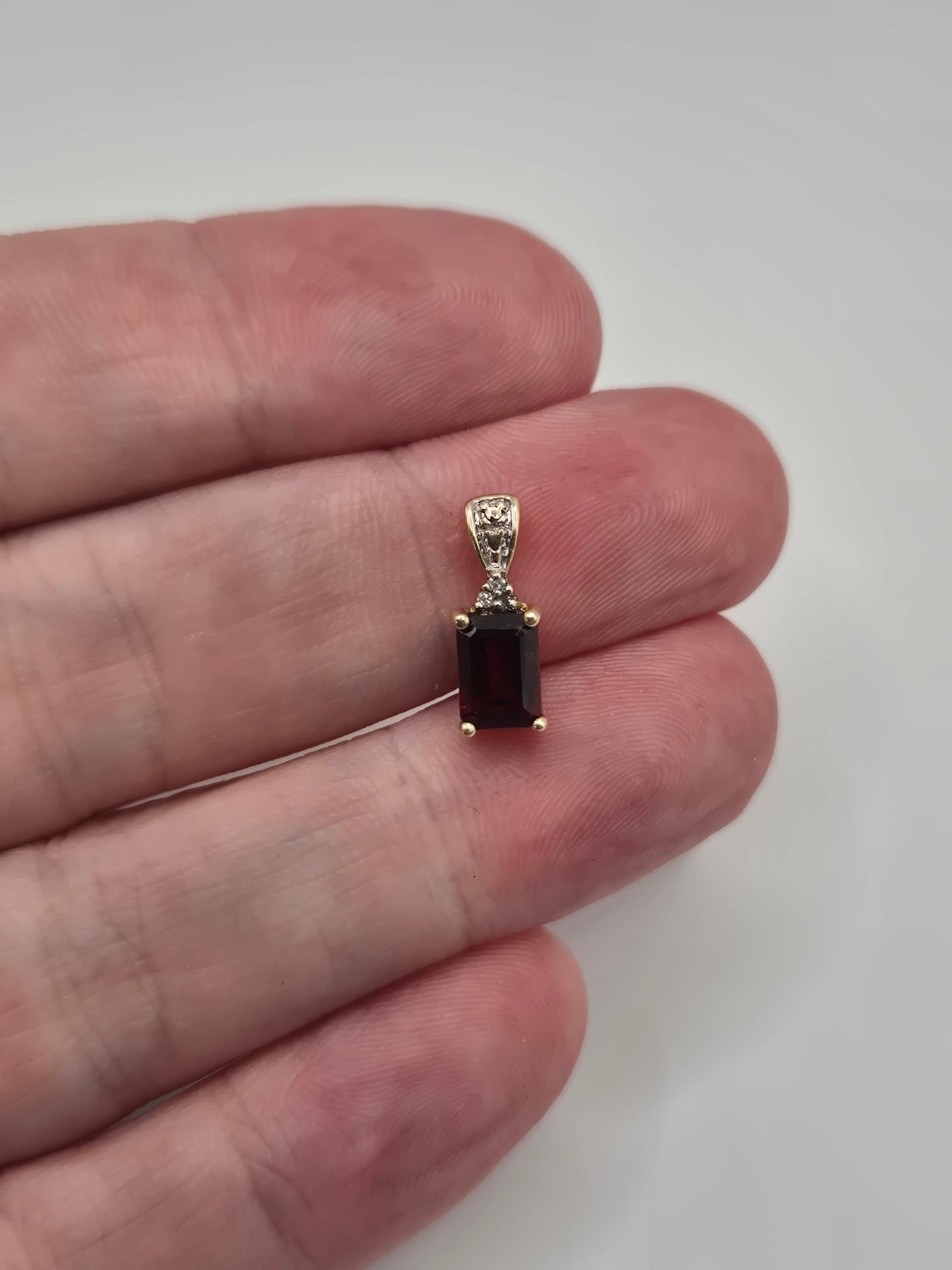 9ct gold garnet and diamond pendant