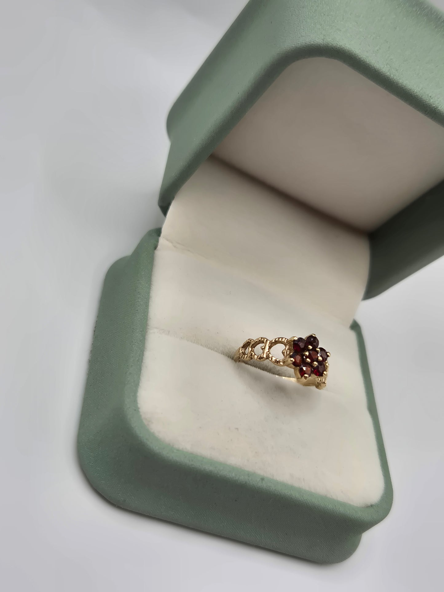 9ct gold garnet ring