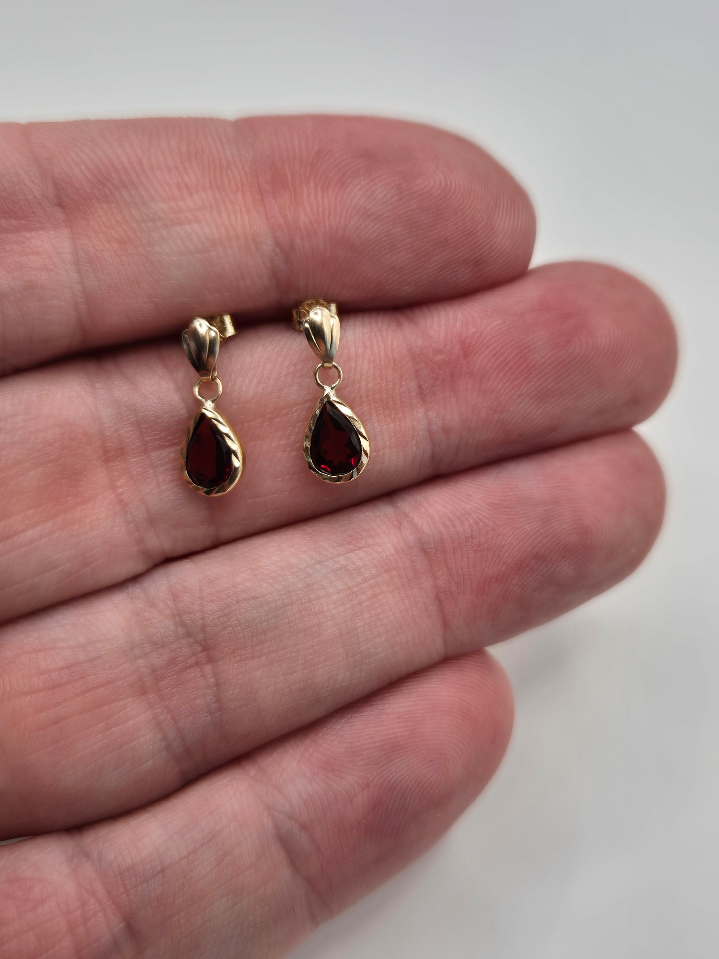 9ct gold garnet earrings