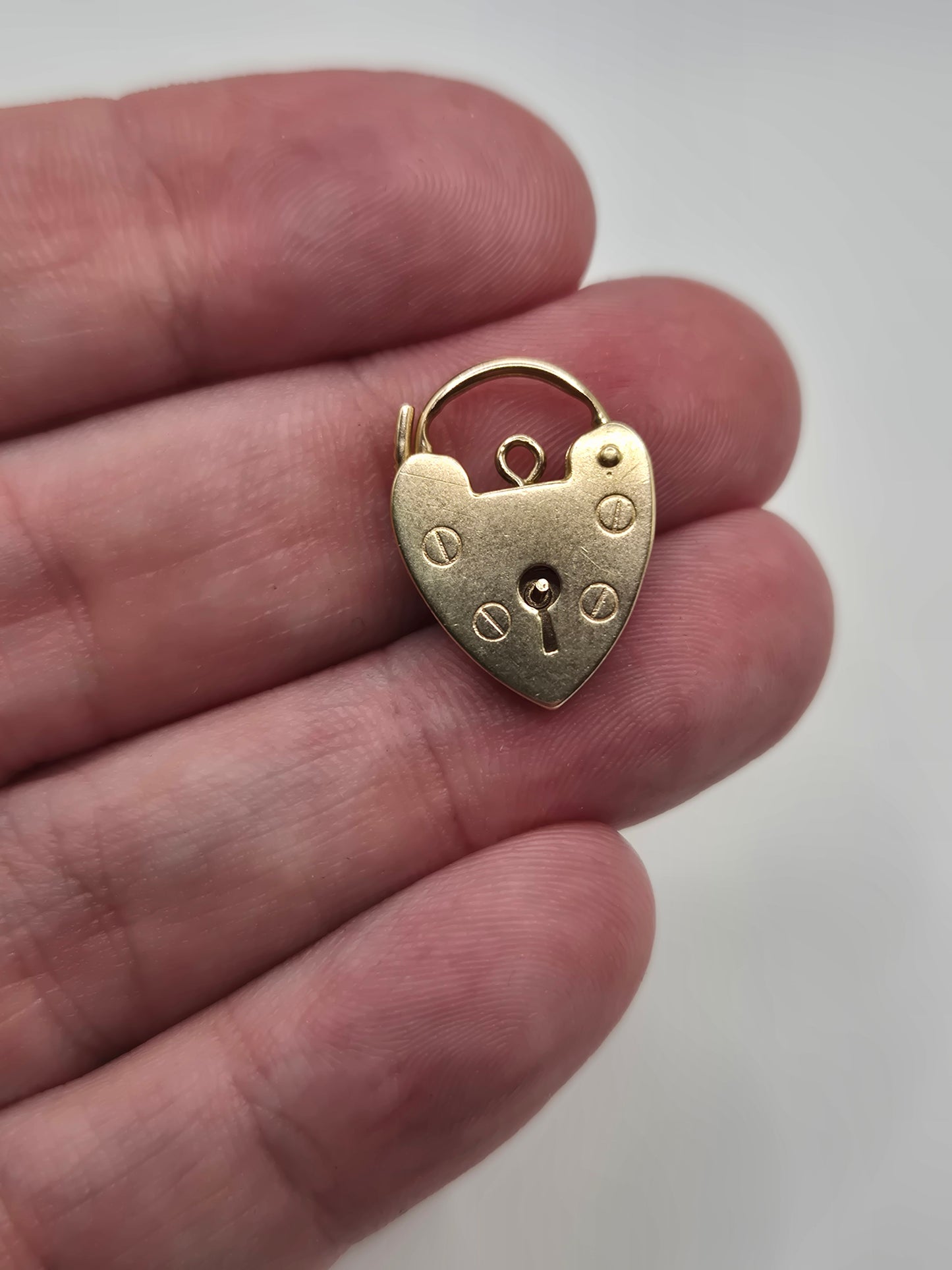 9ct gold padlock (10)