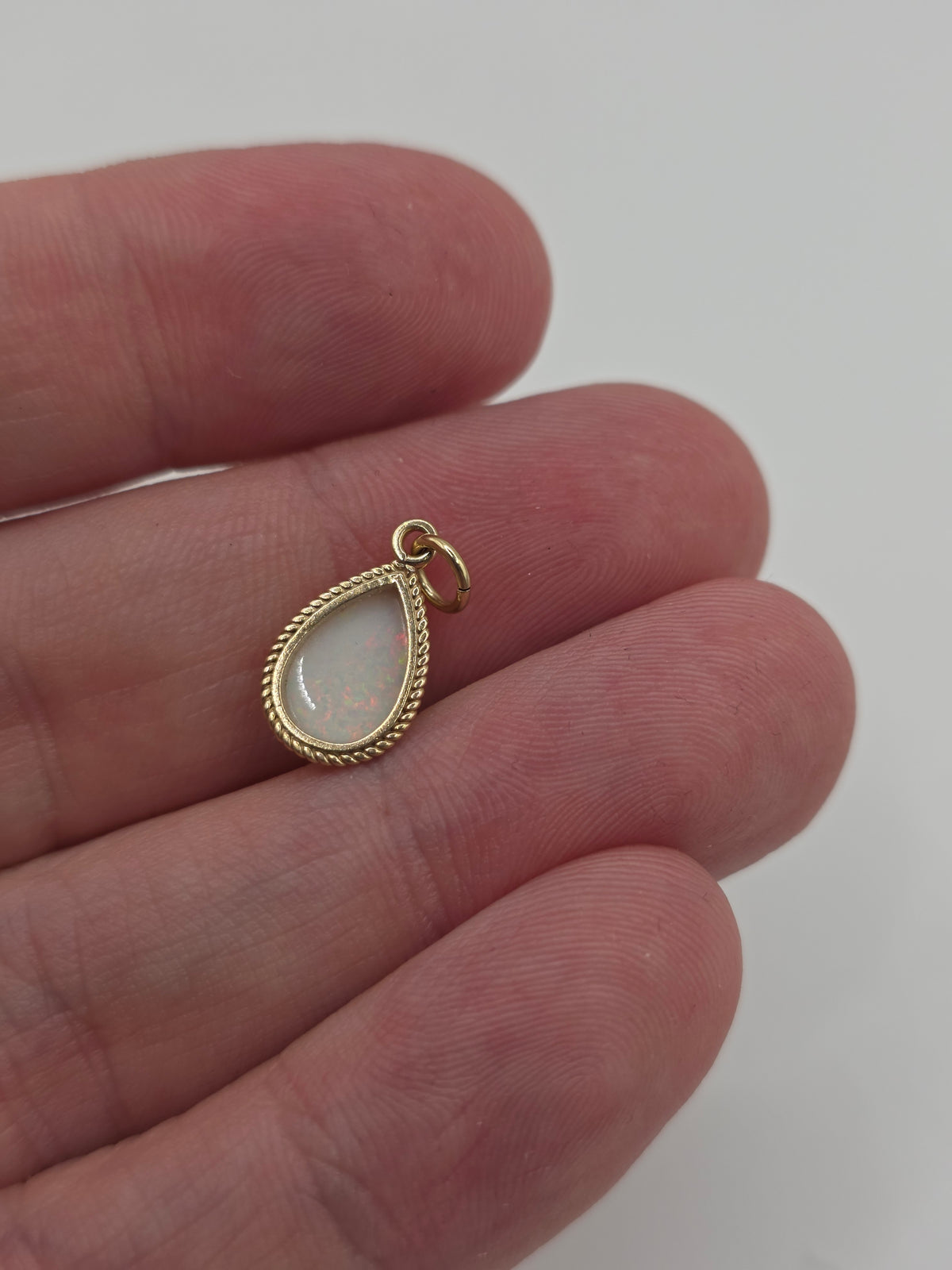 9ct gold opal pendant