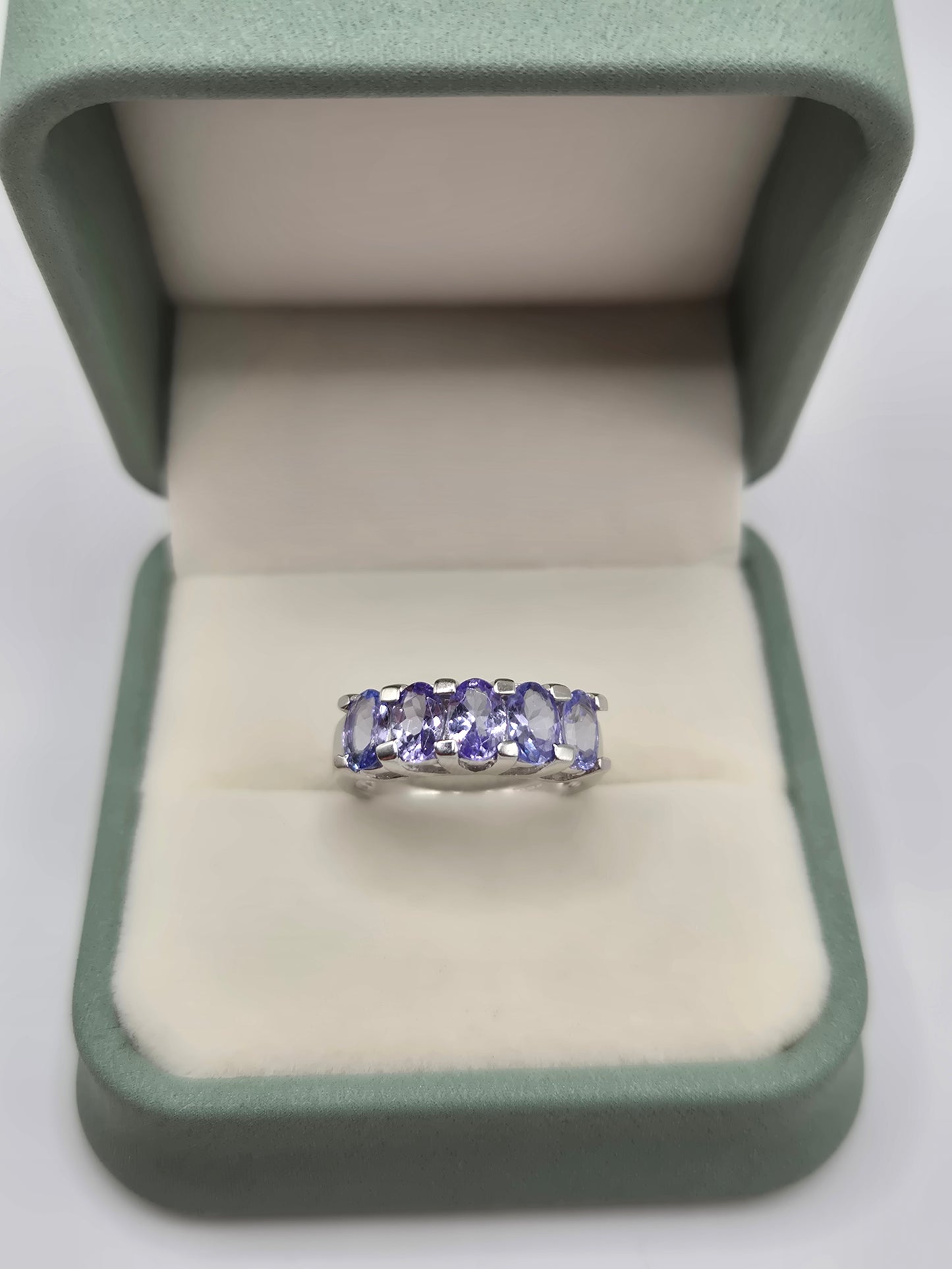 Heavy 9ct white gold tanzanite ring