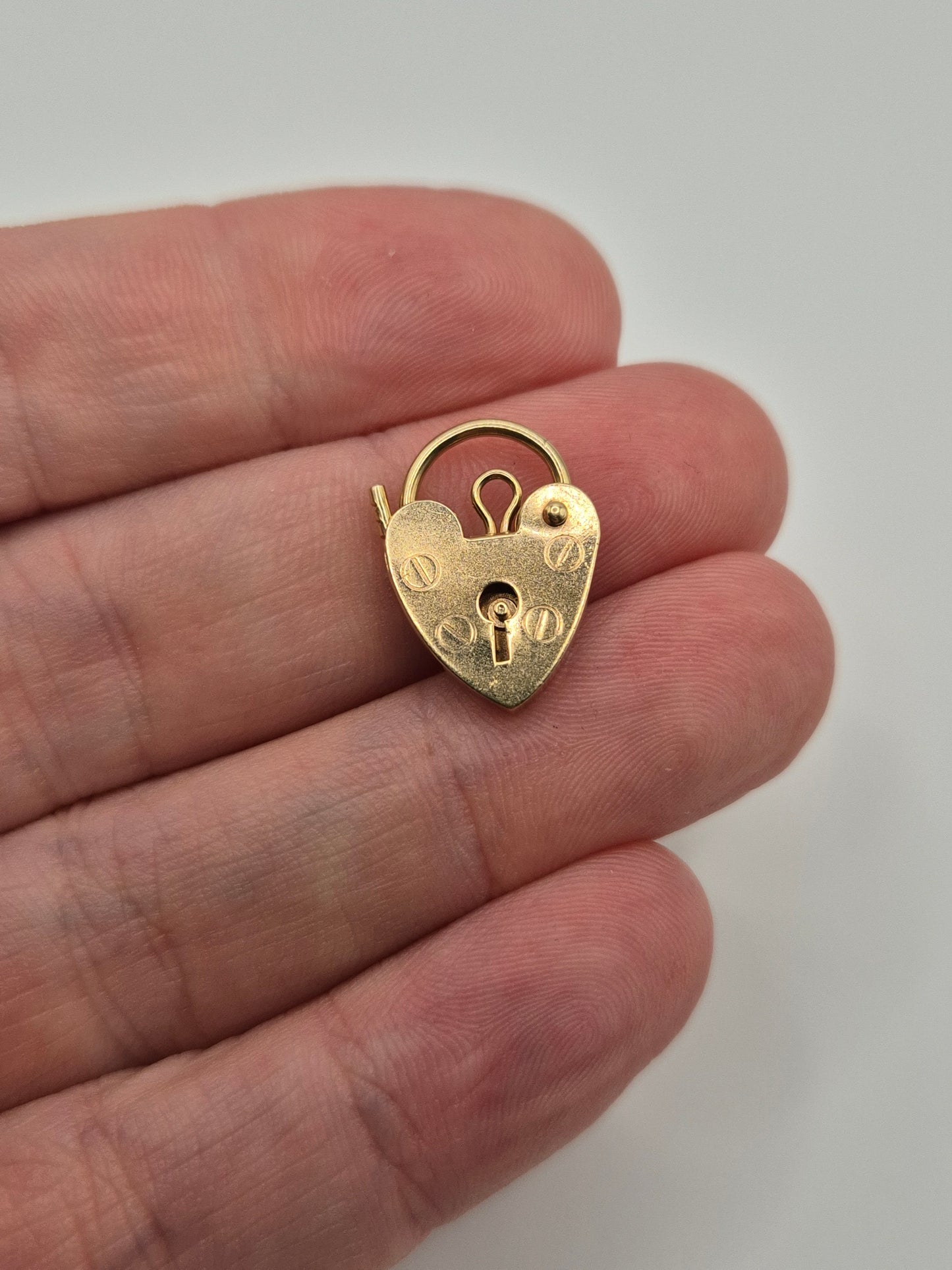 9ct gold padlock (17)