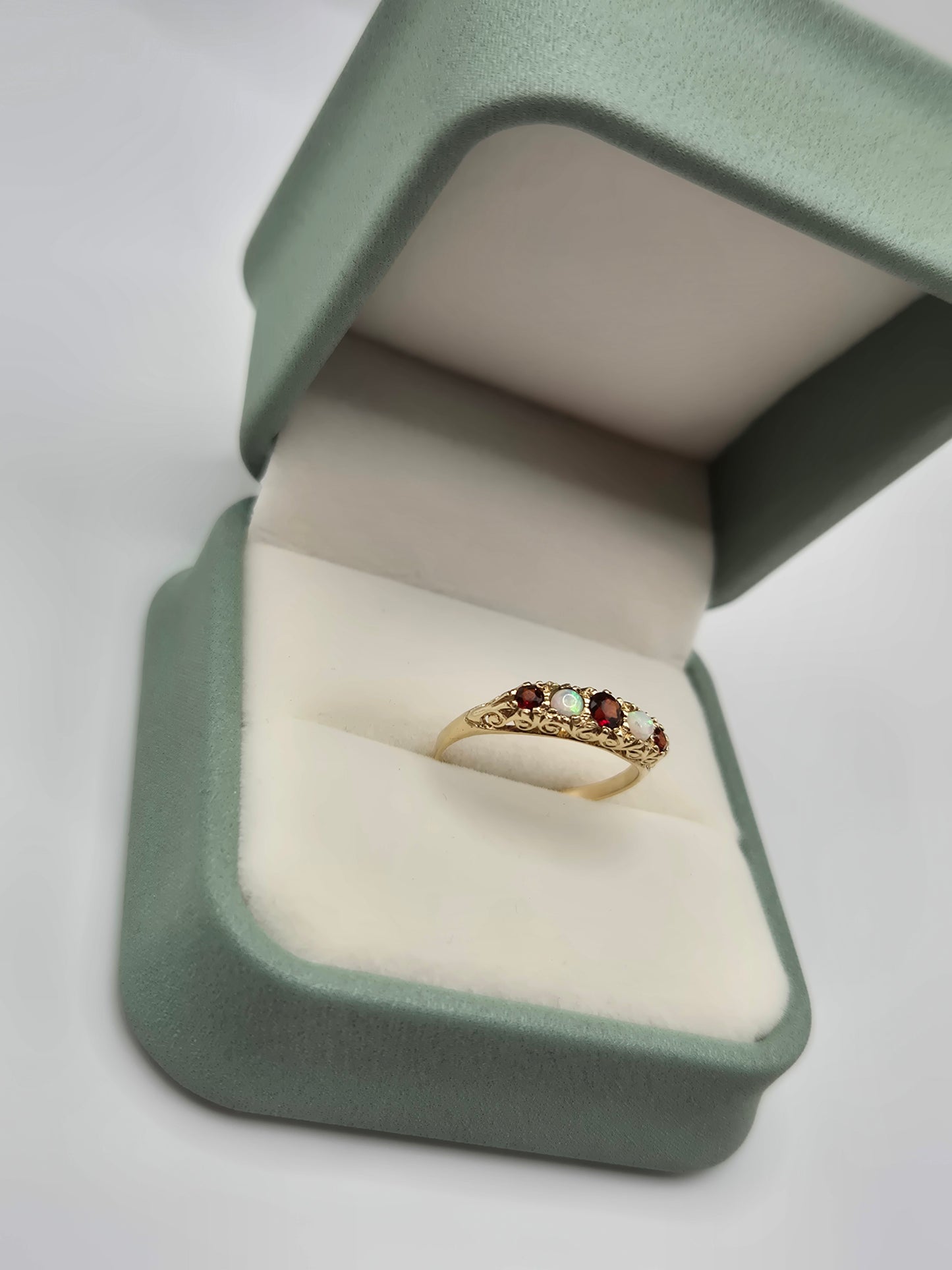 9ct gold garnet and opal ring