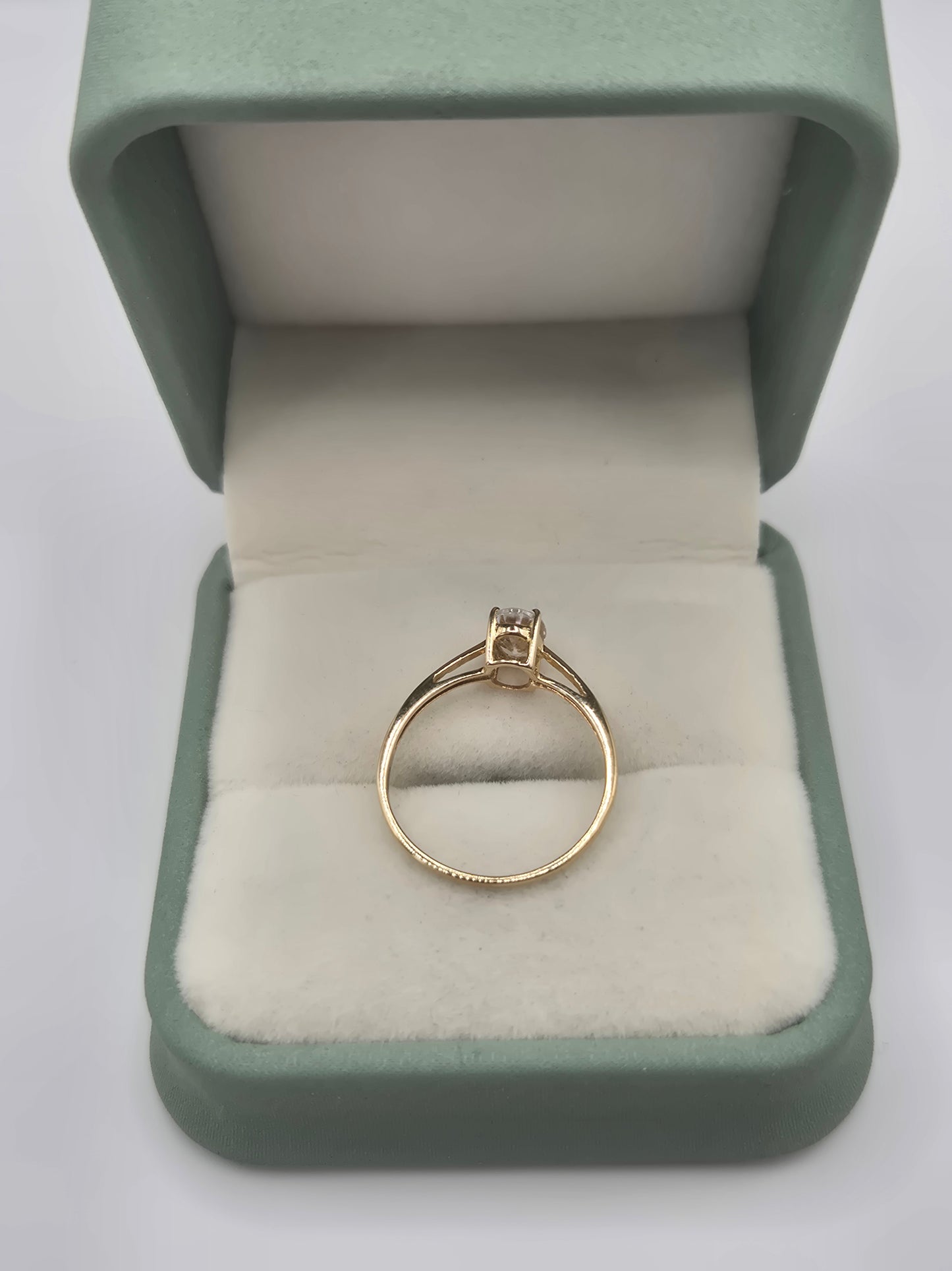 9ct gold white topaz ring