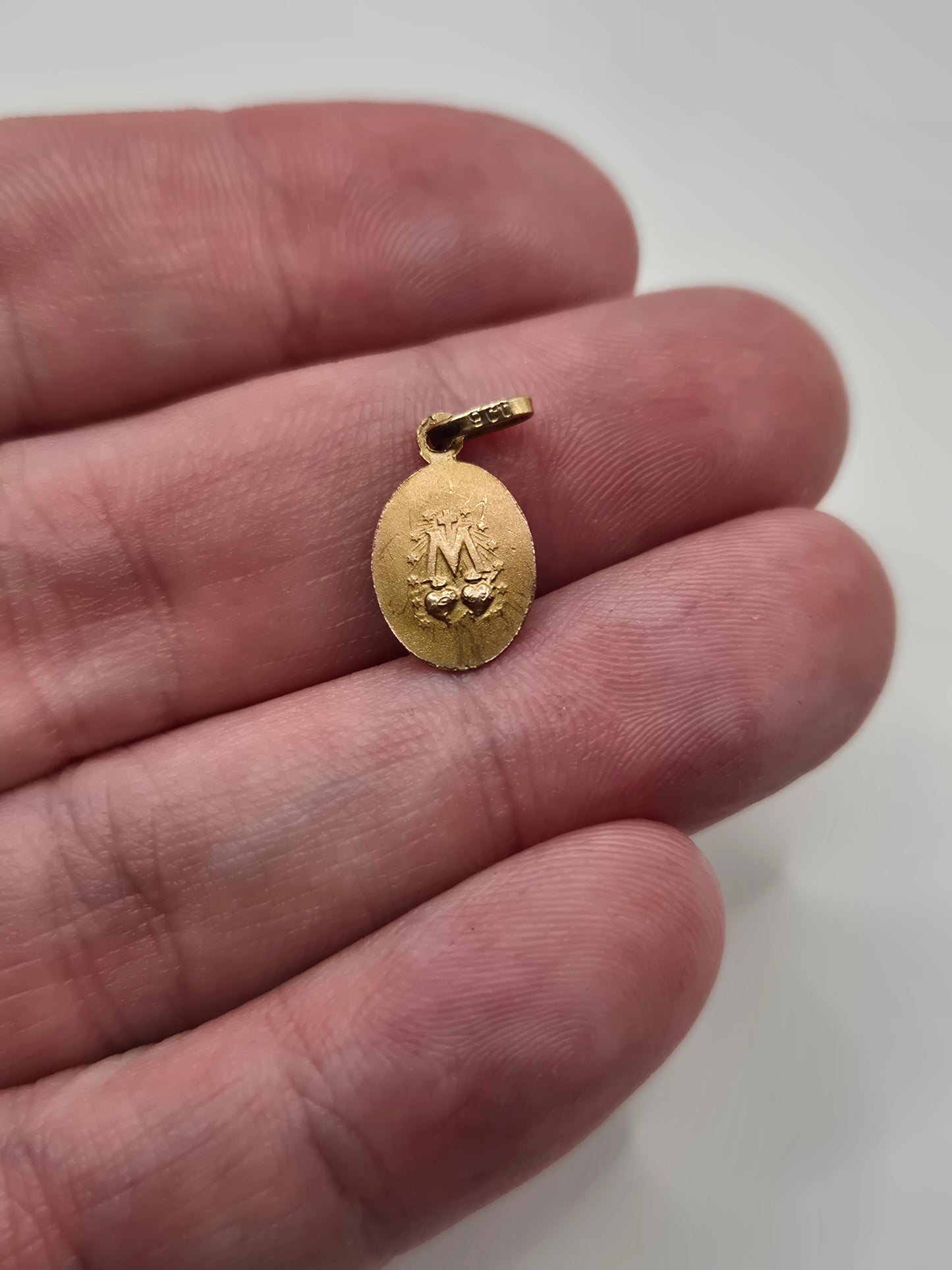 9ct gold st mary pendant