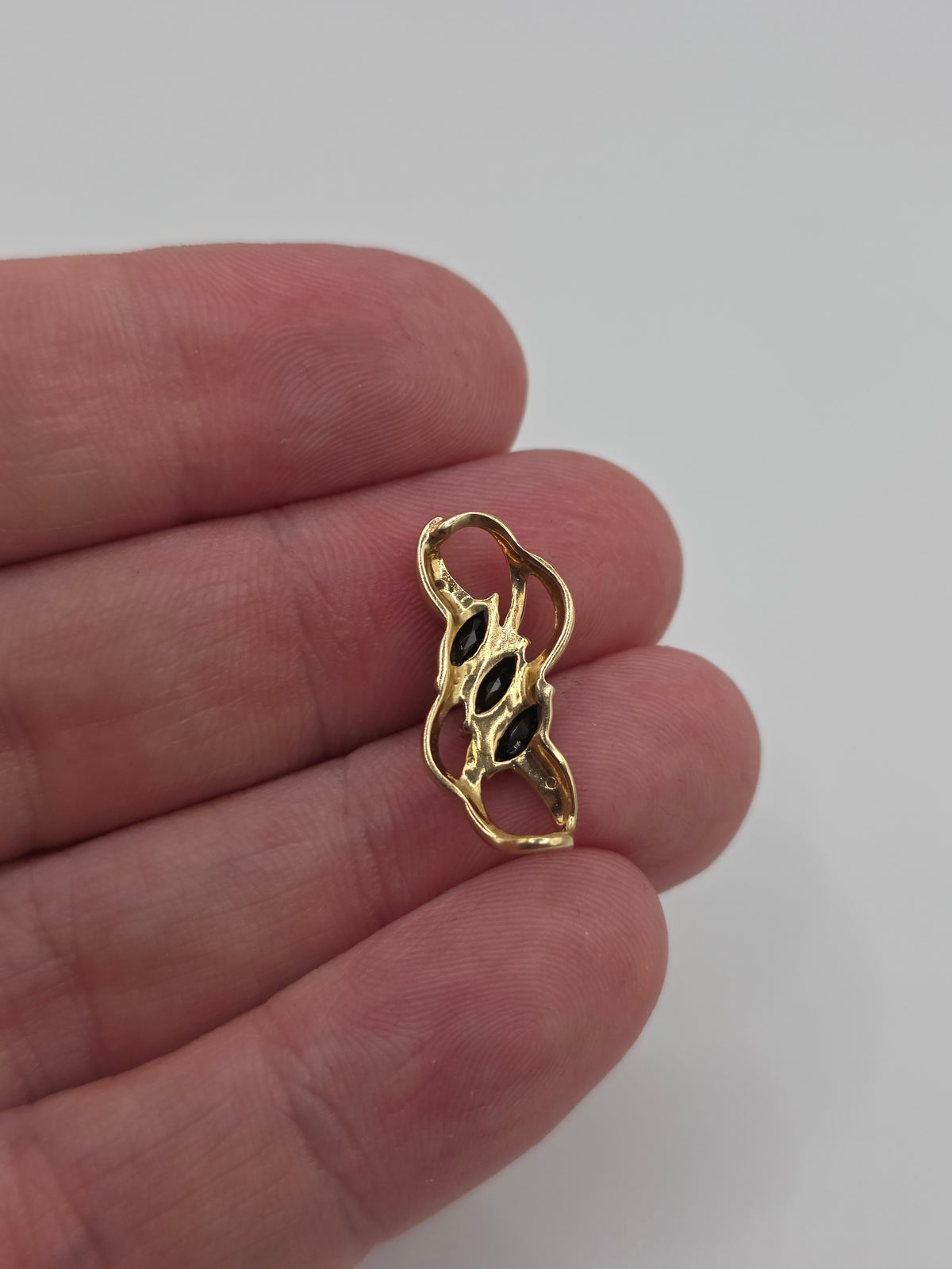 9ct gold sapphire and diamond pendant