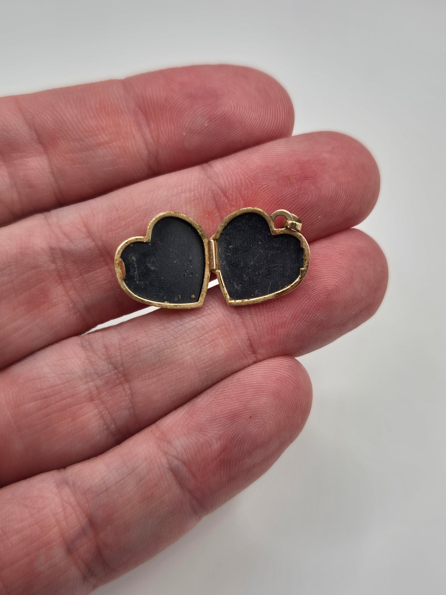 9ct gold "i love you" locket