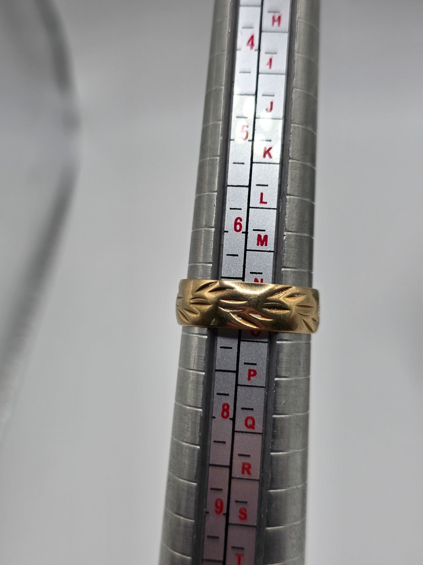 9ct gold patterned band ring