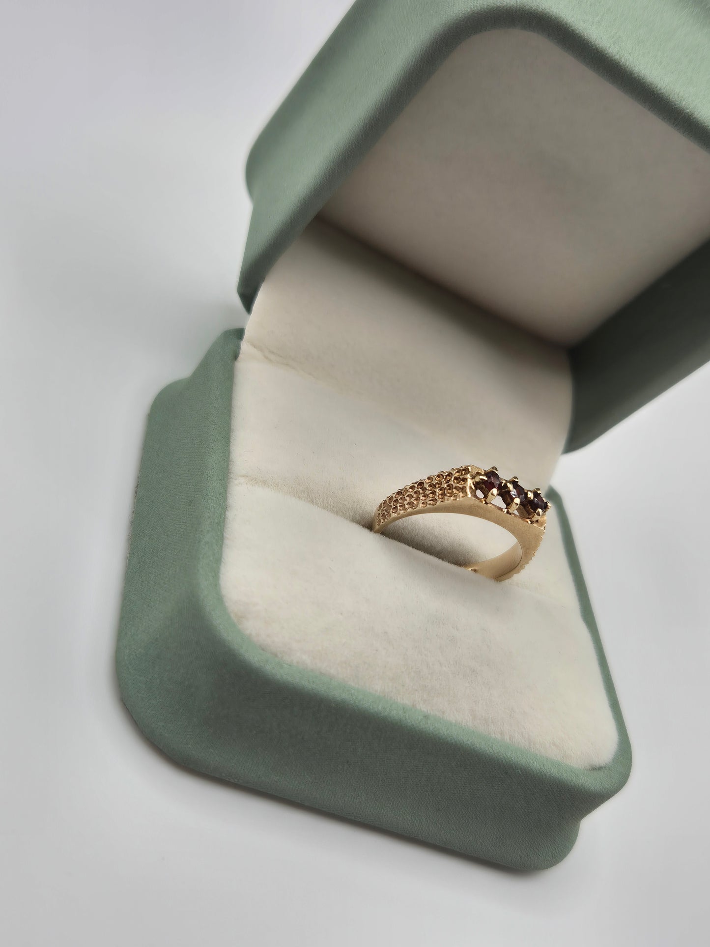 Vintage 9ct gold garnet ring