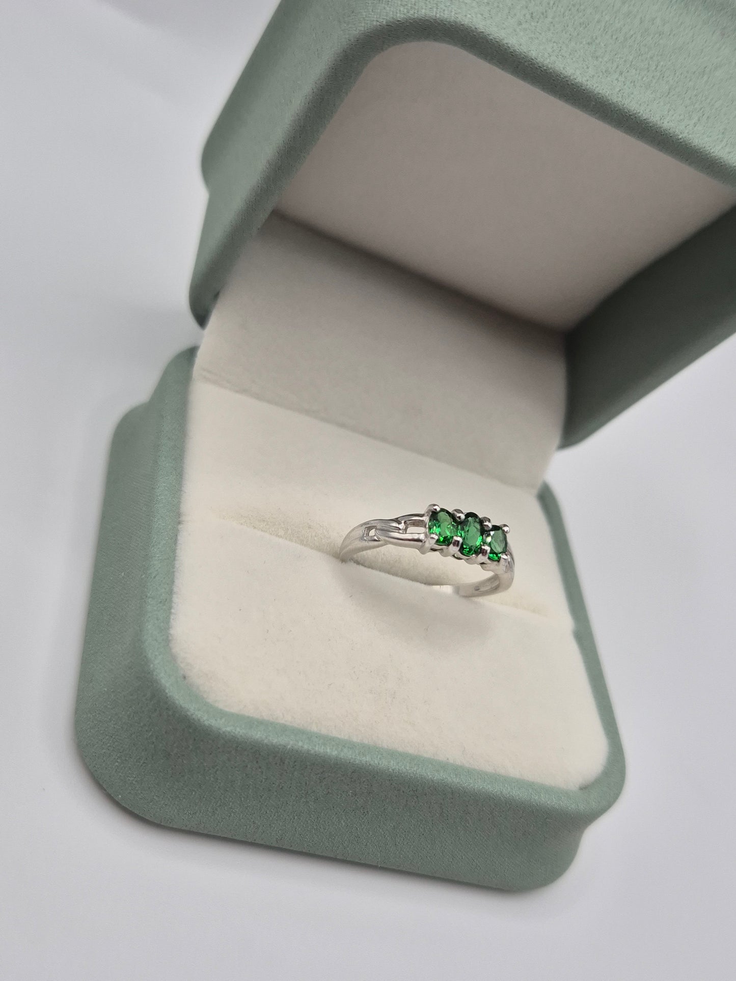 9ct white gold diopside ring