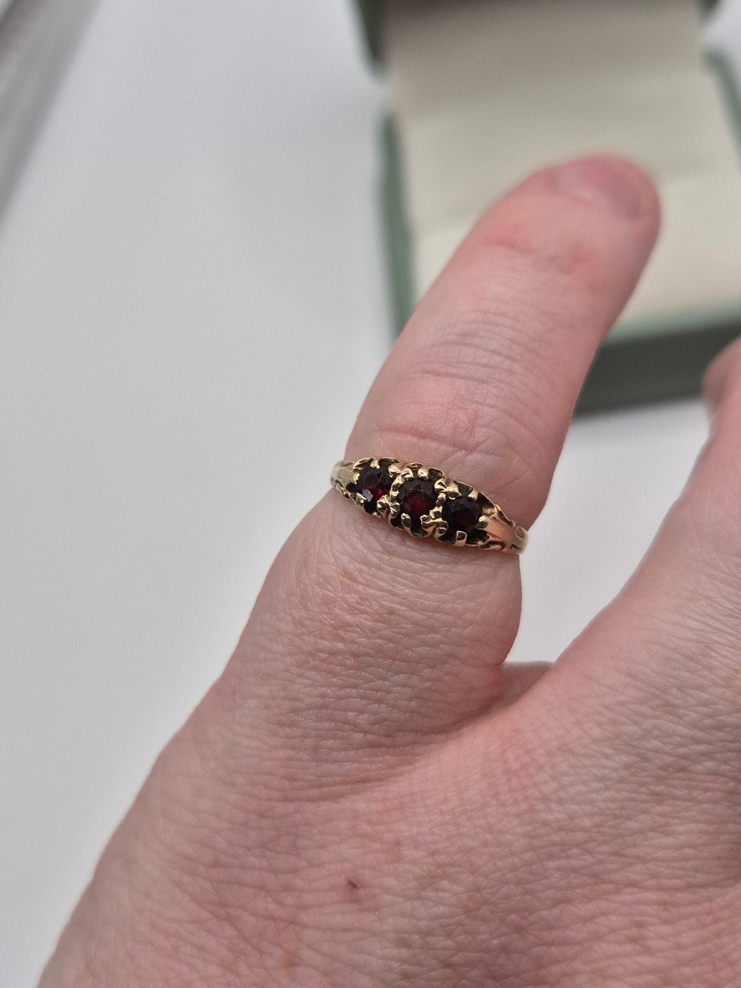 9ct gold garnet ring