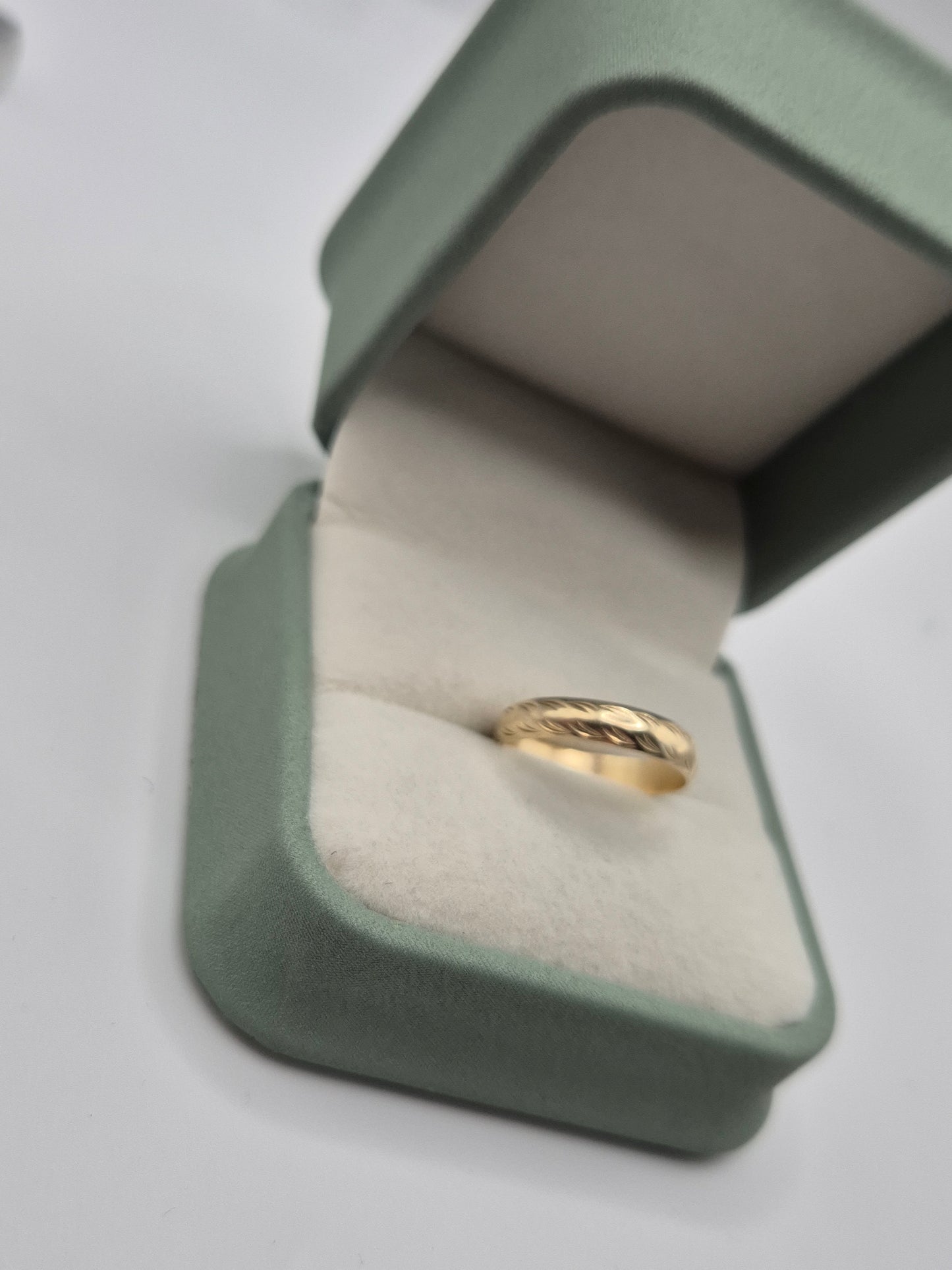 9ct gold patterned band ring