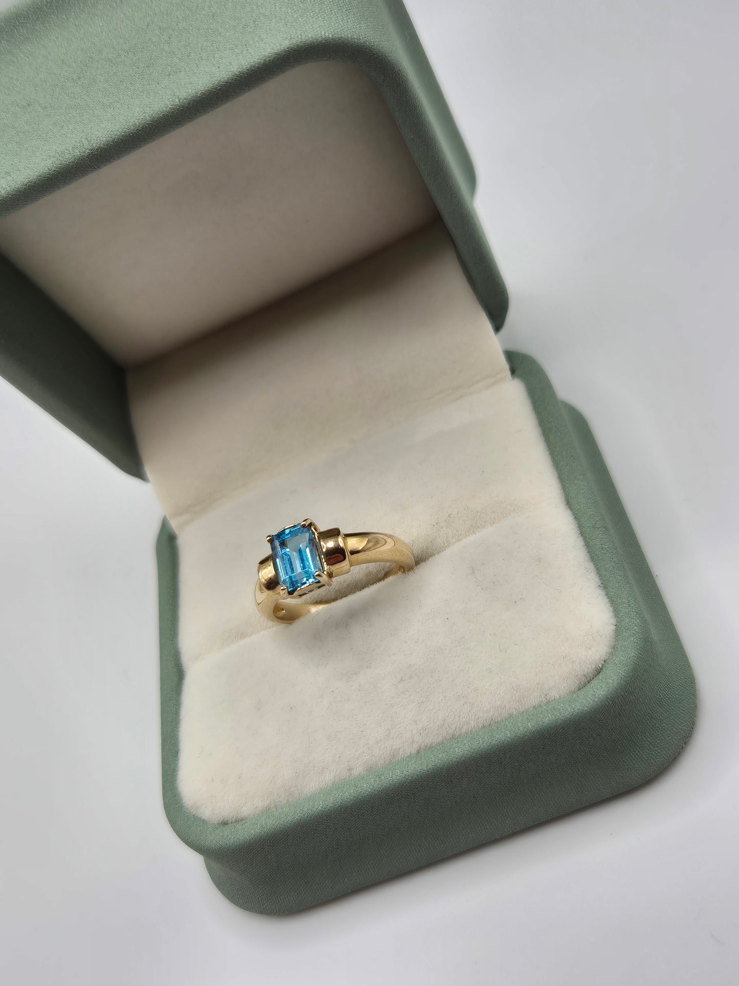 9ct gold topaz ring