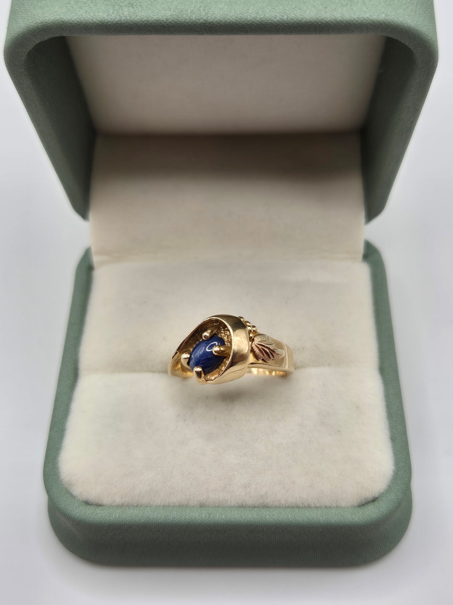 Heavy 9ct gold star sapphire floral ring