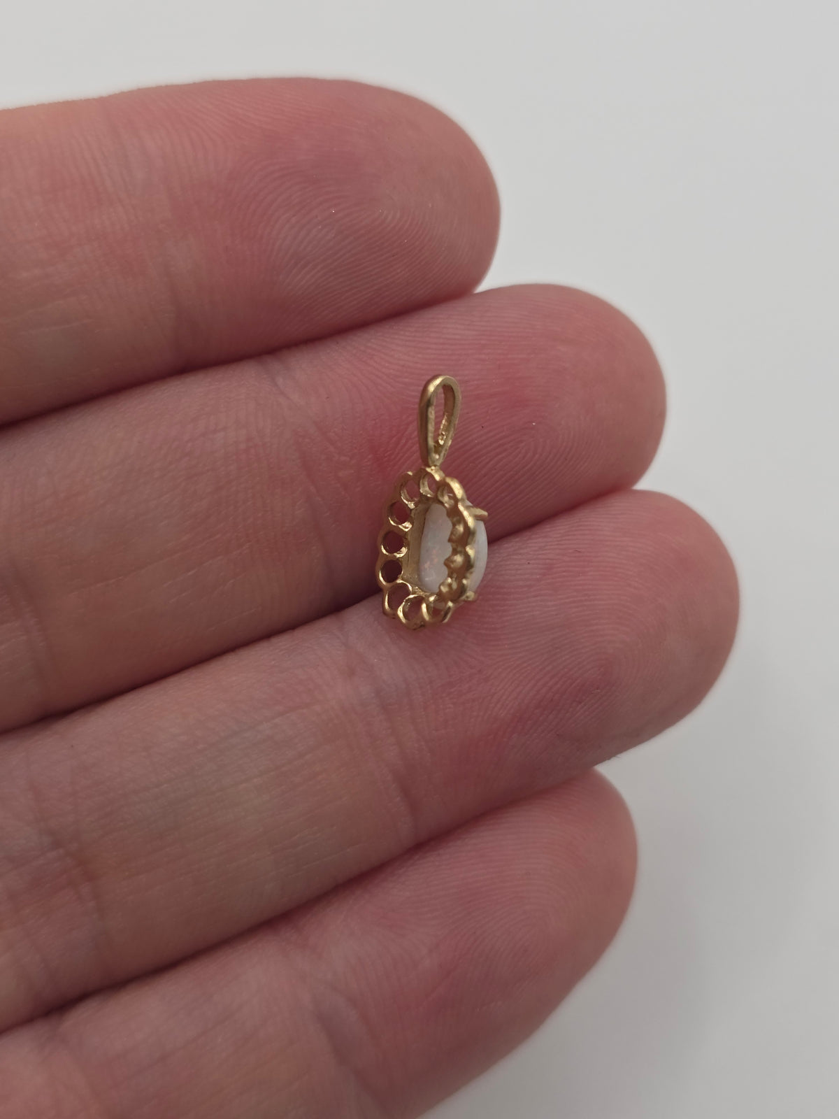 9ct gold opal pendant