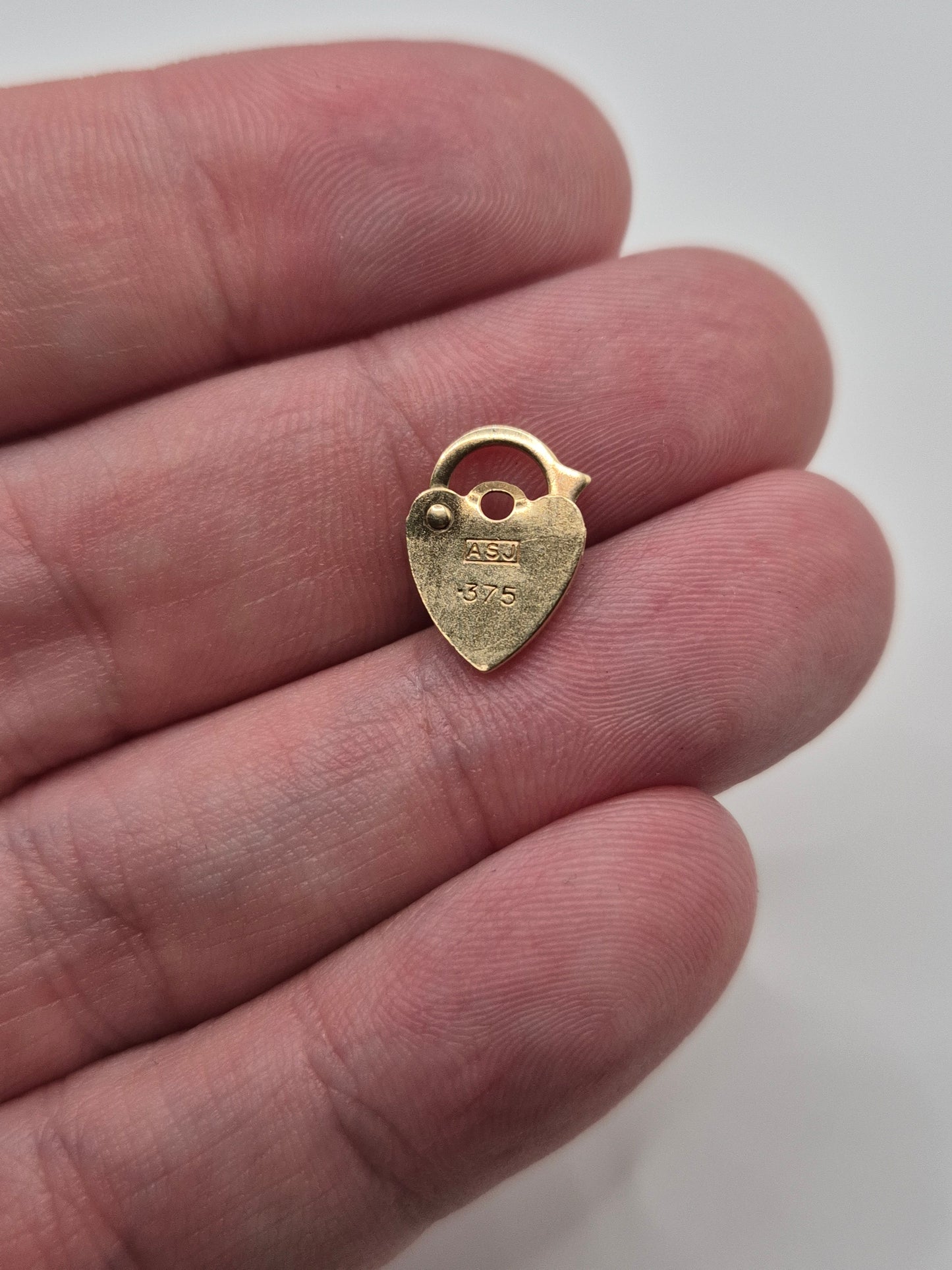 9ct gold padlock (26)