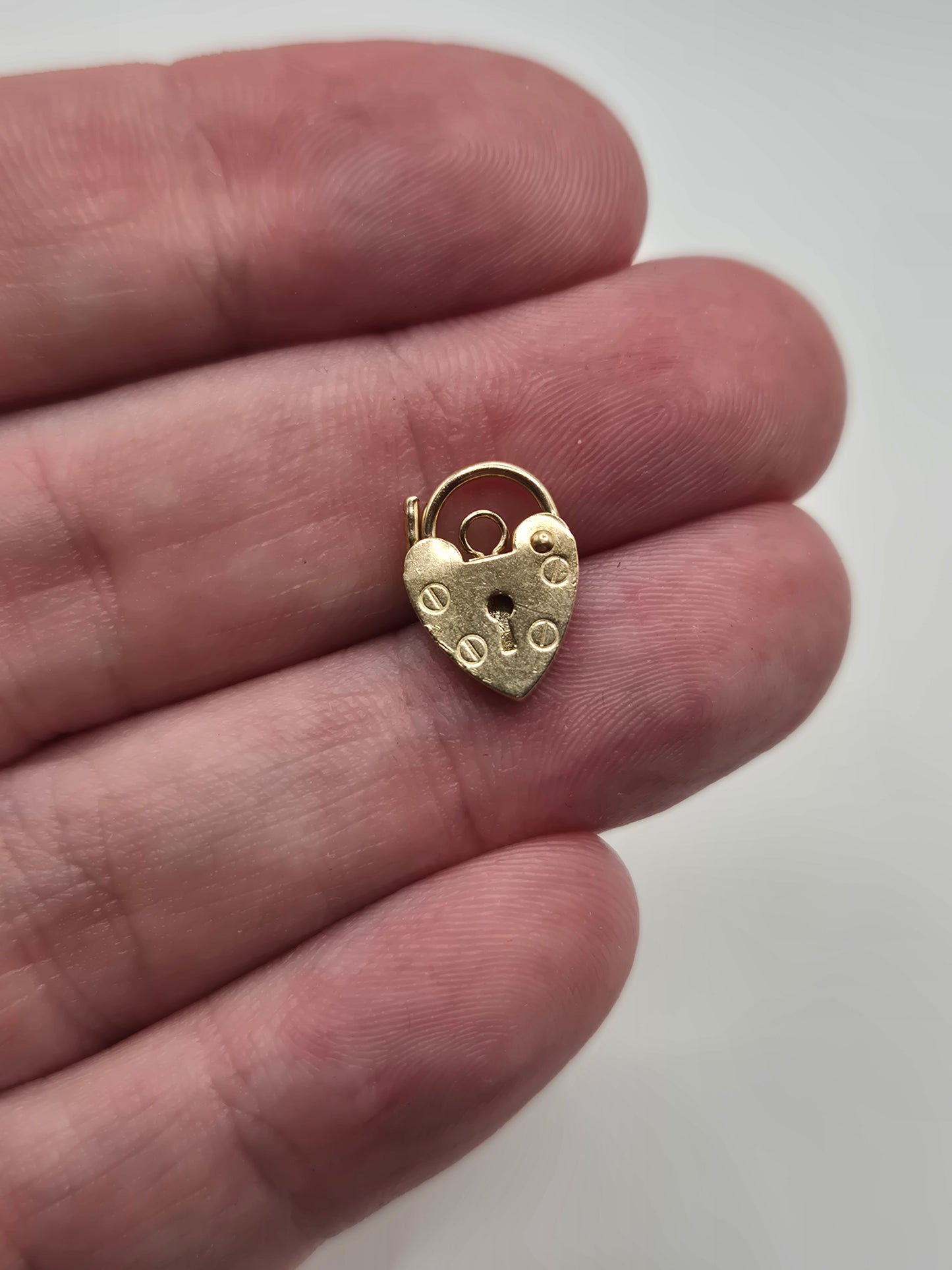 9ct gold padlock (16)