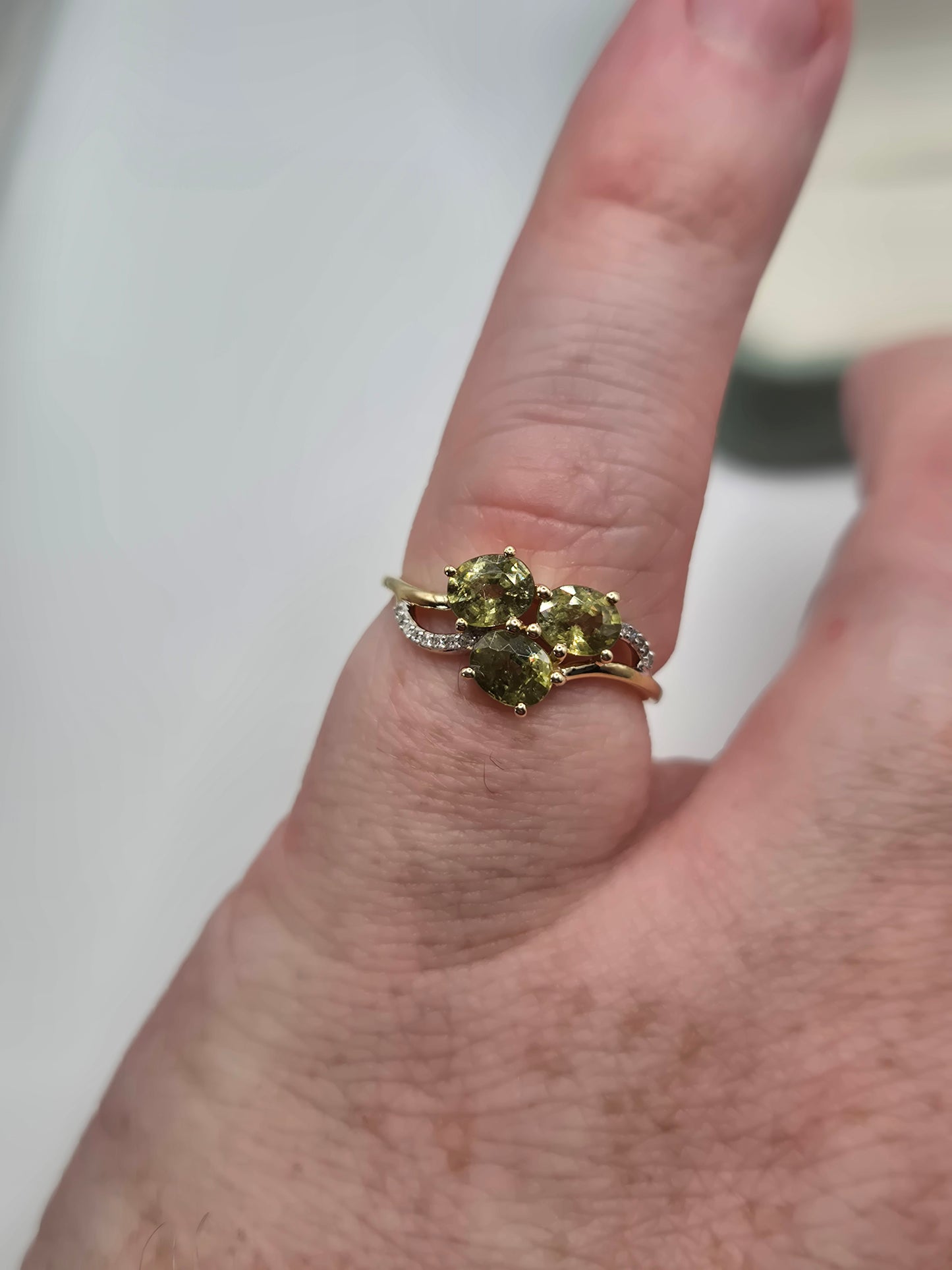 9ct gold peridot and diamond ring