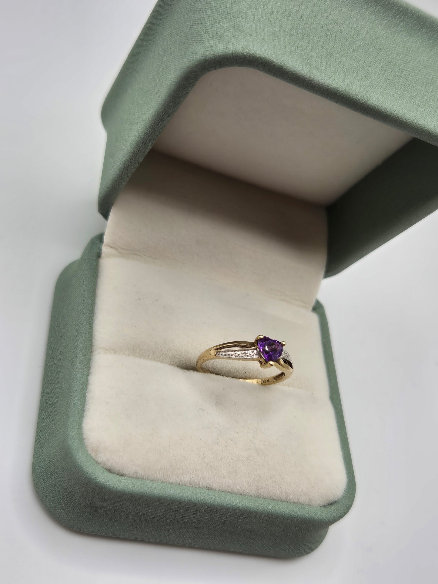 9ct gold amethyst and diamond ring