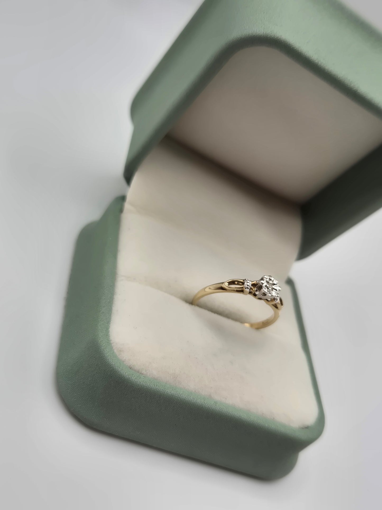 9ct gold diamond ring