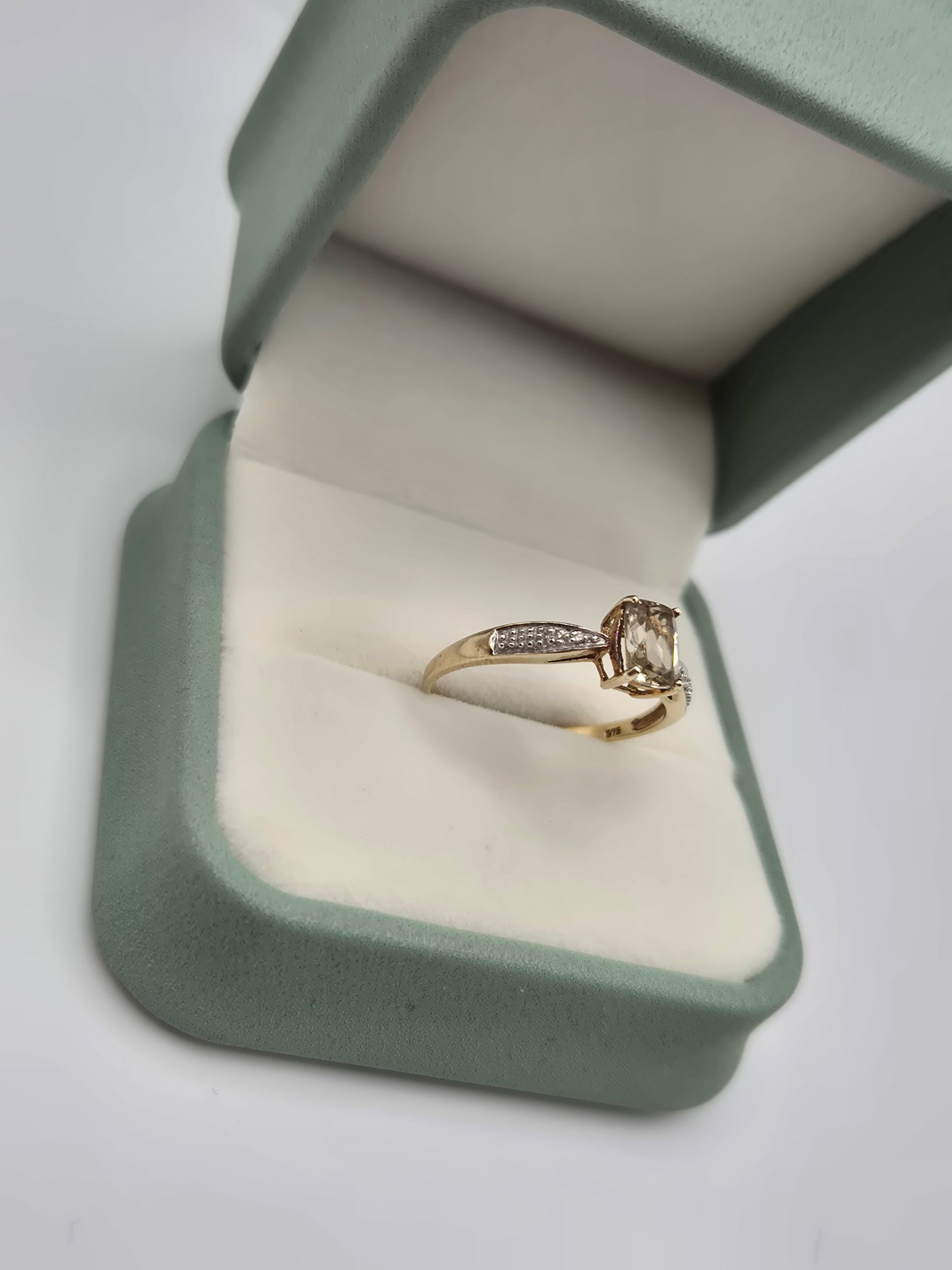 9ct gold quartz and diamond ring