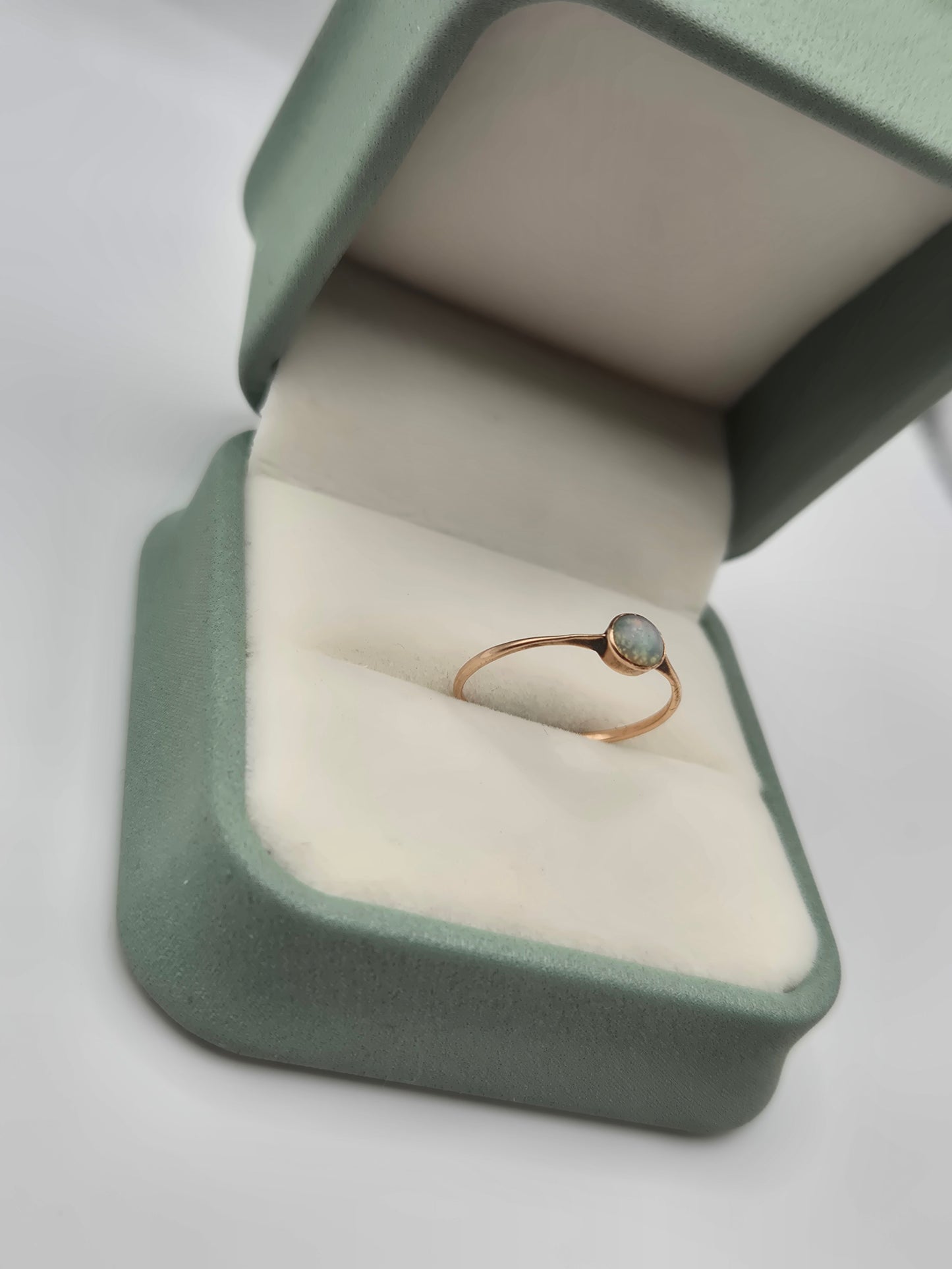 Antique 9ct gold opal ring
