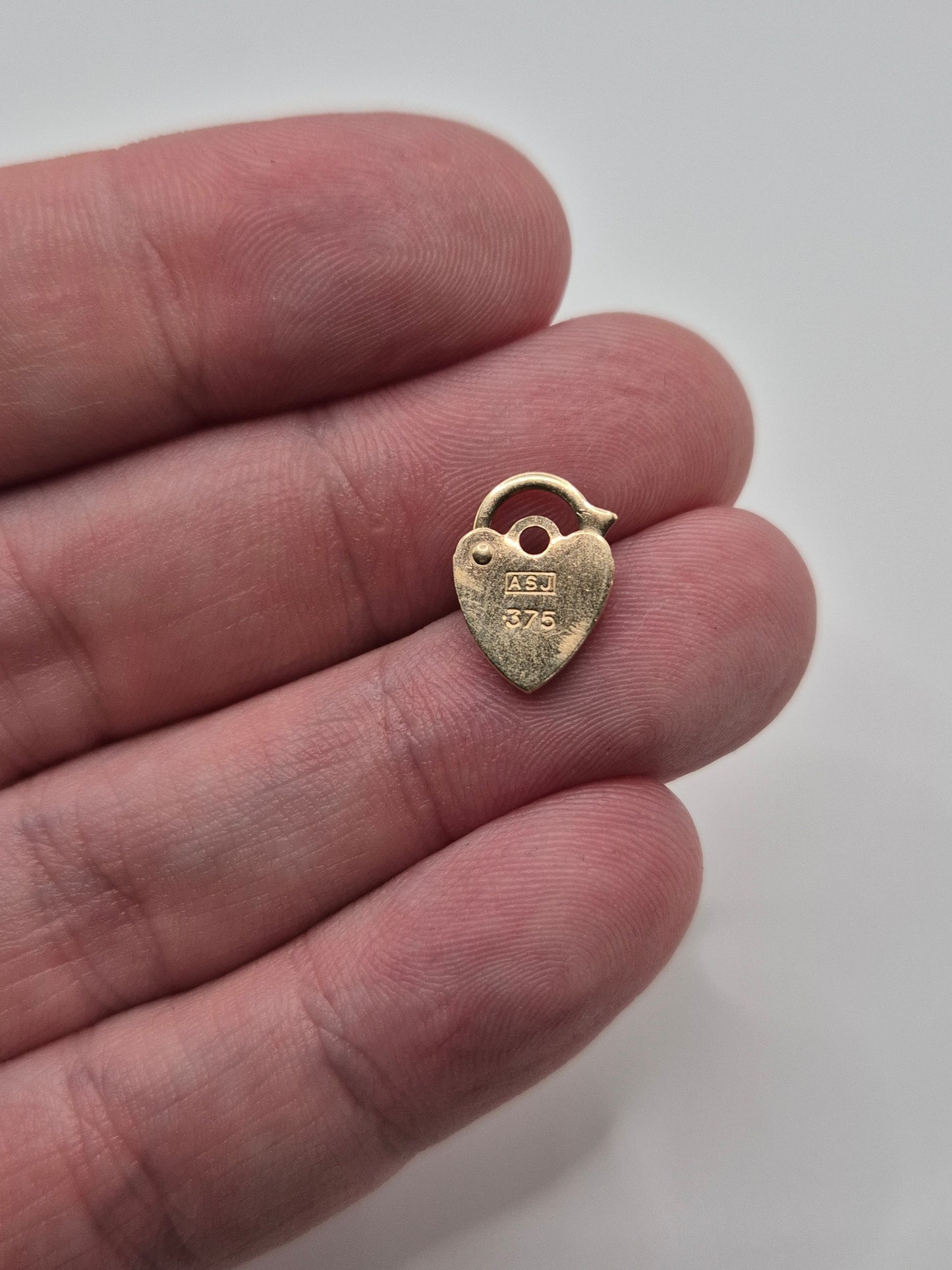 9ct gold padlock (27)