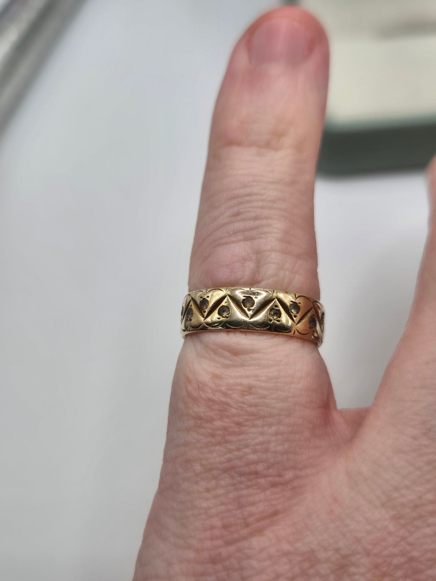 9ct gold patterned paste eternity ring