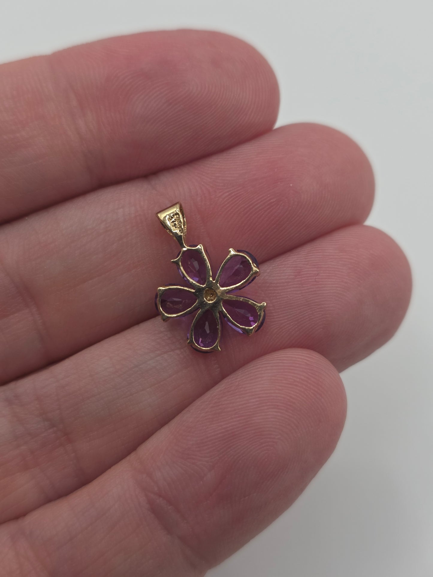 9ct gold amethyst flower pendant