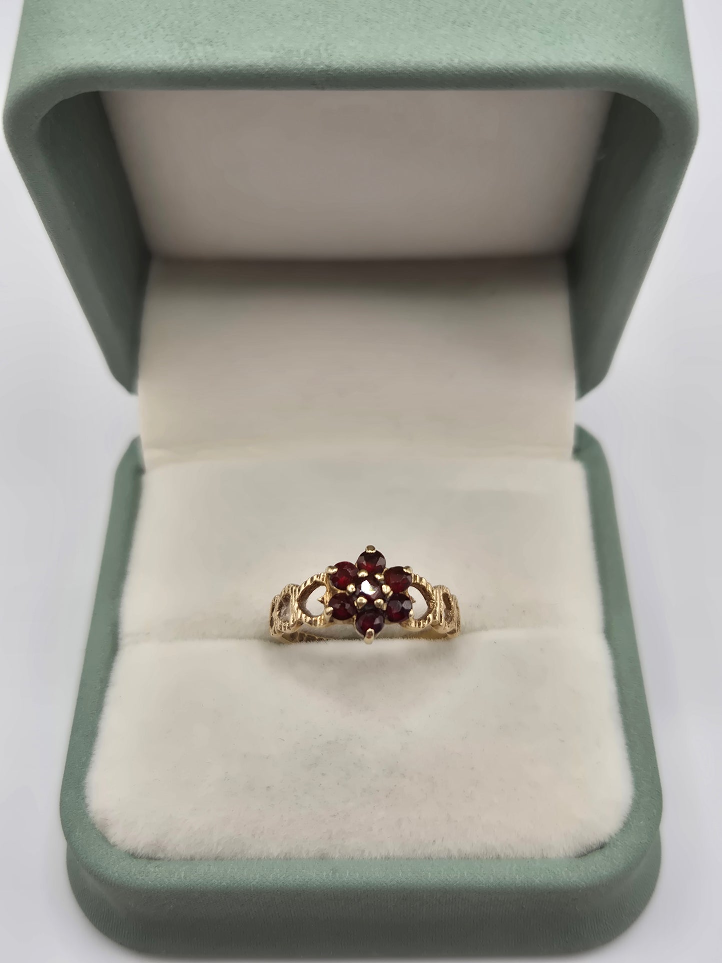 9ct gold garnet ring