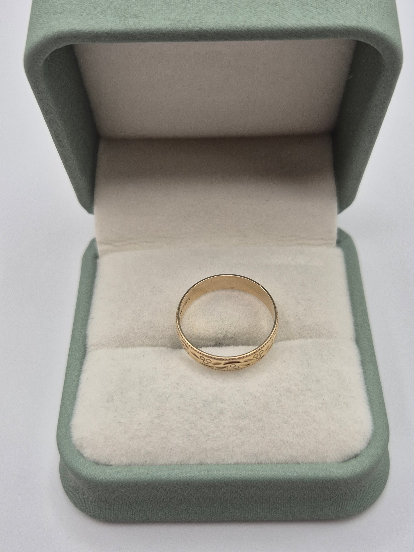 9ct gold patterned band ring