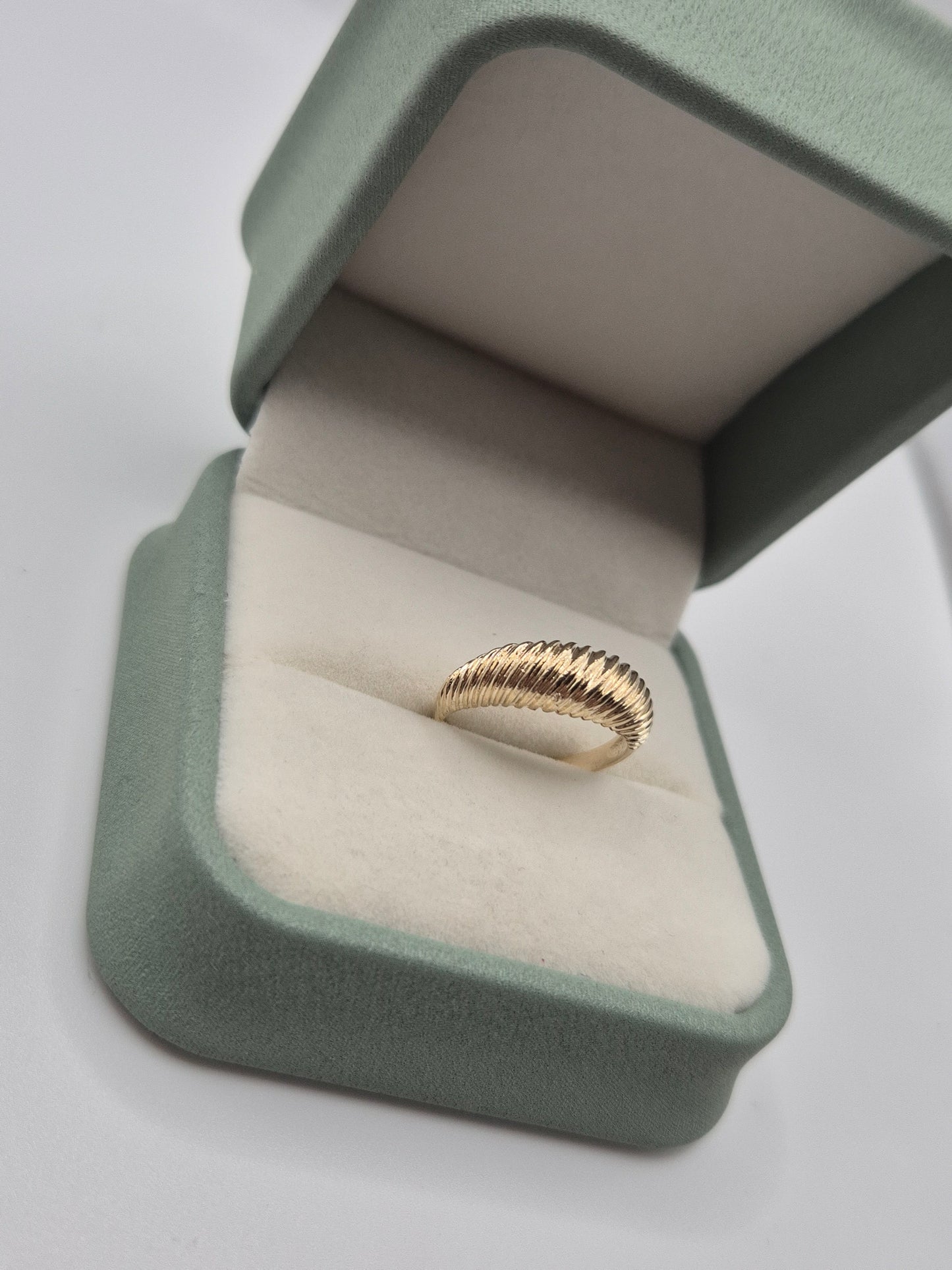 9ct gold croissant ring
