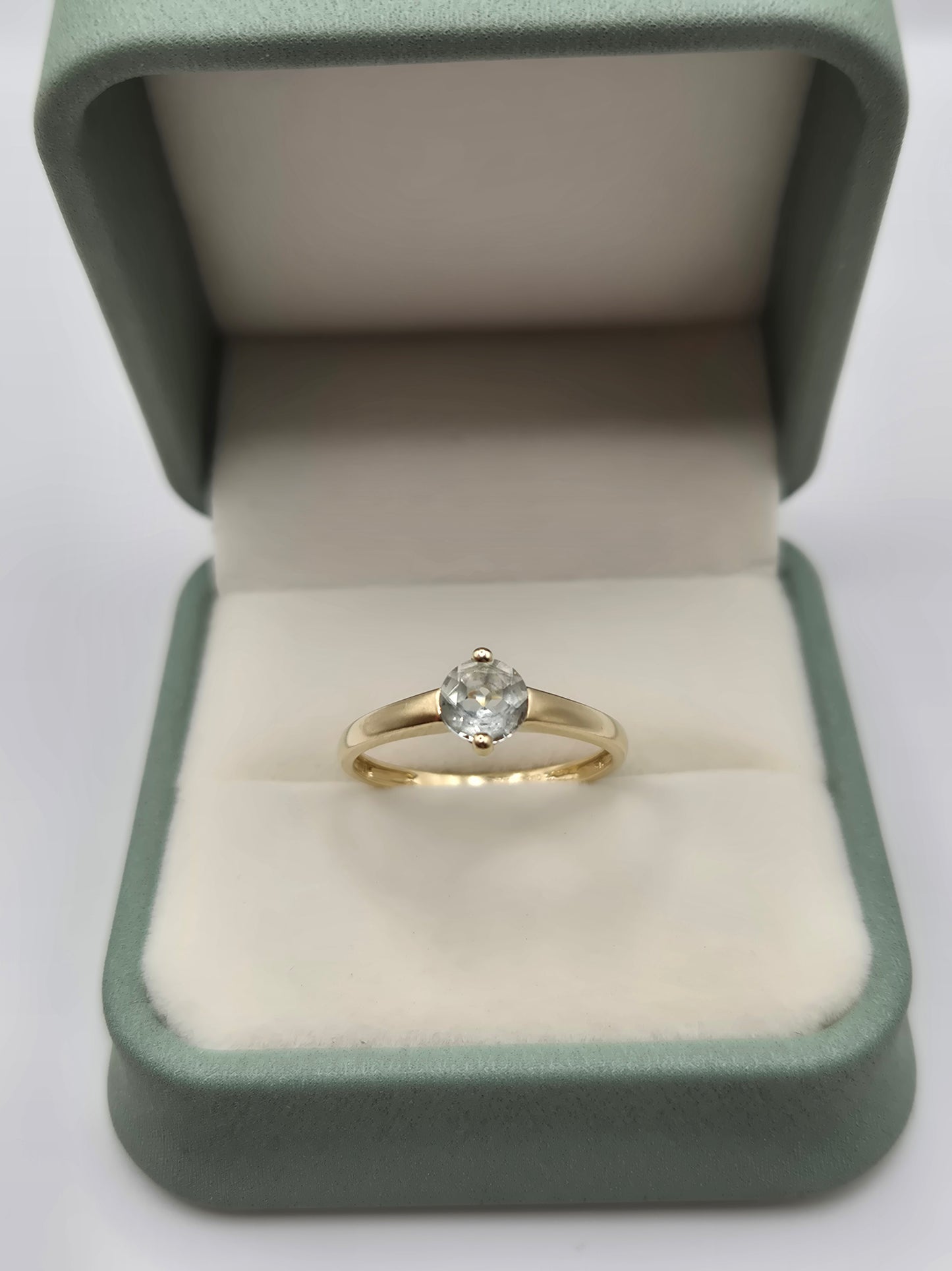 9ct gold aquamarine ring